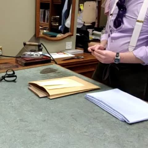 ディーゲ&スキナーのインスタグラム：「@tom.w.bradbury in action cutting a bespoke shirt」