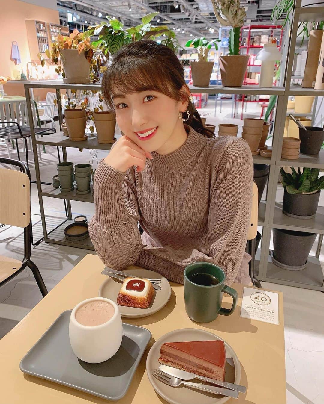 のインスタグラム：「Dandelion Chocolate🍫🌼 . . またちょっと遡った写真ですが🥺🥺 表参道で濃厚なチョコケーキが食べたい！となって駆け込んだカフェ♡家具屋さんの一角にあって、めちゃくちゃオシャレ空間でした🥰🥰👏 . . スモアとチョコケーキ食べたよ🍫 プレゼントに喜ばれそうな(というか自分が欲しいと思った)商品が沢山で、一度差し入れにも買ってみた😚👏💗また行きたいなぁ！ . . #dandelionchocolate #ダンデライオンチョコレート #表参道 #表参道カフェ #カフェ #カフェ巡り #カフェスタグラム #cafe #cafestagram #omotesando #omotesandocafe #tokyocafe #chocolate #chocolatecake #チョコレート #チョコレートケーキ #🍫 #チョコレート中毒 #チョコレート専門店」