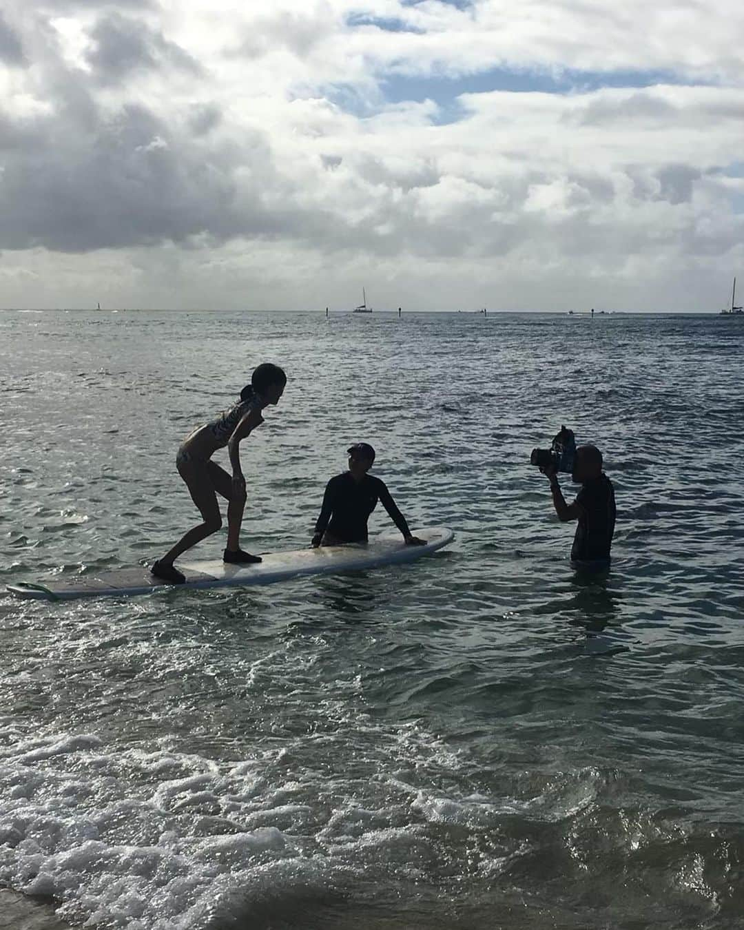 岡副麻希さんのインスタグラム写真 - (岡副麻希Instagram)「.﻿ 25歳のときに発売した1st写真集﻿ Maki Mermaid 重版、、、！﻿ とてもうれしいです🥺﻿ ありがとうございます🥺🥺🥺﻿ ﻿ ハワイのいろいろなスポットで撮影したので﻿ アロハ〜な気分になれる一冊です🌺🌈﻿ 一緒にハワイ気分に浸っていただけたら﻿ うれしいです\( ˆoˆ )/🍍✨✨﻿ ﻿ ﻿ あー！ハワイいきたい！笑﻿ コロナが落ち着いたらいきたいなあ🧜🏽‍♀️🐚﻿ ﻿ ﻿ #はじめてのハワイ﻿ #makimermaid﻿ #ハワイ気分﻿ #オフショット﻿ ﻿」5月5日 20時56分 - maki_okazoe_official