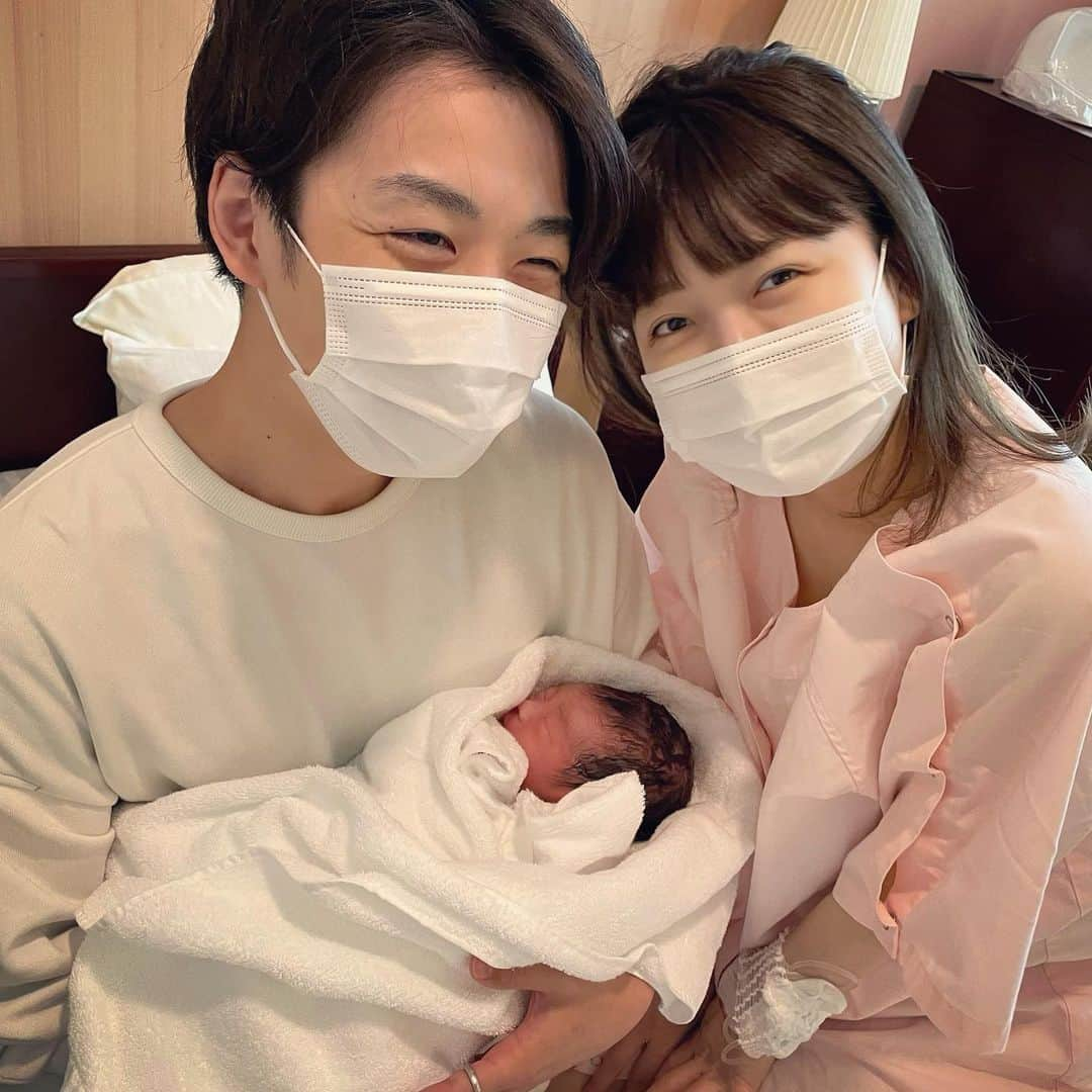 桃さんのインスタグラム写真 - (桃Instagram)「3人家族になりました👶🏻初産なのに予定日より2週間も早く産まれてきてくれました😳👏🏻（ブログに詳しく流れ書いてます！） 産んだ数時間後は、急に身体が痛みで悲鳴をあげだして、あまりのガタの来方に、まさかの自分が子供のように大泣きしてしまいましたが…（ここだけの話🤫ホルモンバランスの乱れということで。笑） ももたろくんの表情の変化が楽しくて面白くて、すでに愛おしくて、不思議な気持ちでいっぱいです。元気に育っておくれ〜😚❤️  #本日産まれました #ももたろ @shoukunstagram ありがとう #唇可愛い #産毛濃い #涙袋ぶっくり #生後0日」5月5日 21時00分 - momo.official