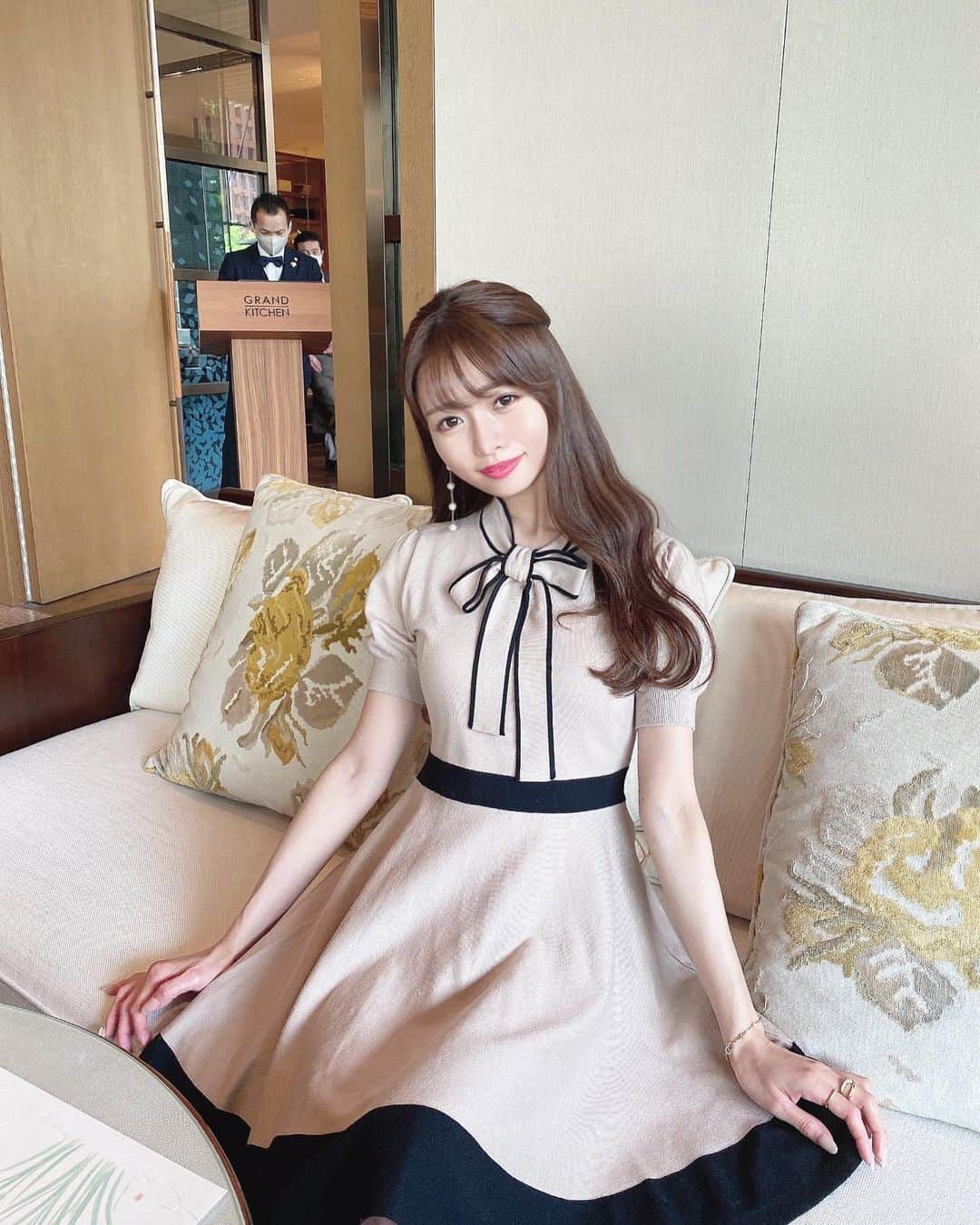 のインスタグラム：「#きれいめコーデ 👗💓 at パレスホテル🌹 @palacehoteltokyo    ミーティングでパレスホテルに行った時の📸 パレスホテルの雰囲気に合わせて 大人可愛い綺麗めコーデをしました👗💓 　 最近ベージュが大好き👗💫  ニットワンピース @michellmacaron_official のものです🌹    #パレスホテル東京#パレスホテル#パレス#palacehotel#palacehoteltokyo#大人可愛いコーデ#きれいめコーデ#きれいめファッション#michellmacaron#ミシェルマカロン」