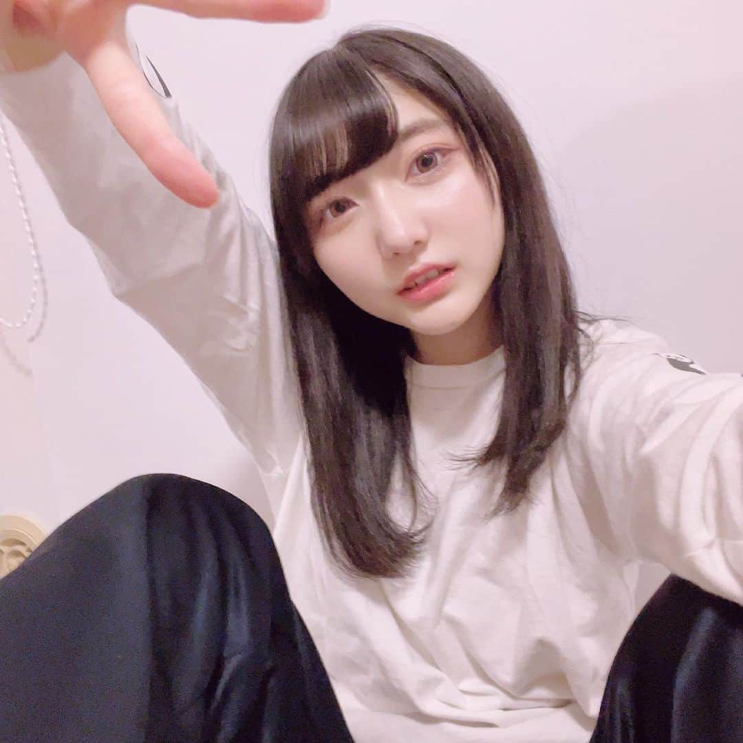 加藤咲希のインスタグラム：「変動あるかもですがフォロワーさんさんが1.2万人突破致しました✌🏻✌🏻 みなさんありがとうございますっ ̫ ඉ̀ᐡ . #加藤咲希 #かとぅ #かとっこ🐱🌸 #04 #04line #05 #寝巻き #jk #jk2 #sjk #自撮り #自撮り女子 #自撮り界隈 #自撮り界隈の人と繋がりたい #加工厨 #加工厨と繋がりたい #加工厨ですけど何か #加工厨さんと繋がりたい #ジャージ」