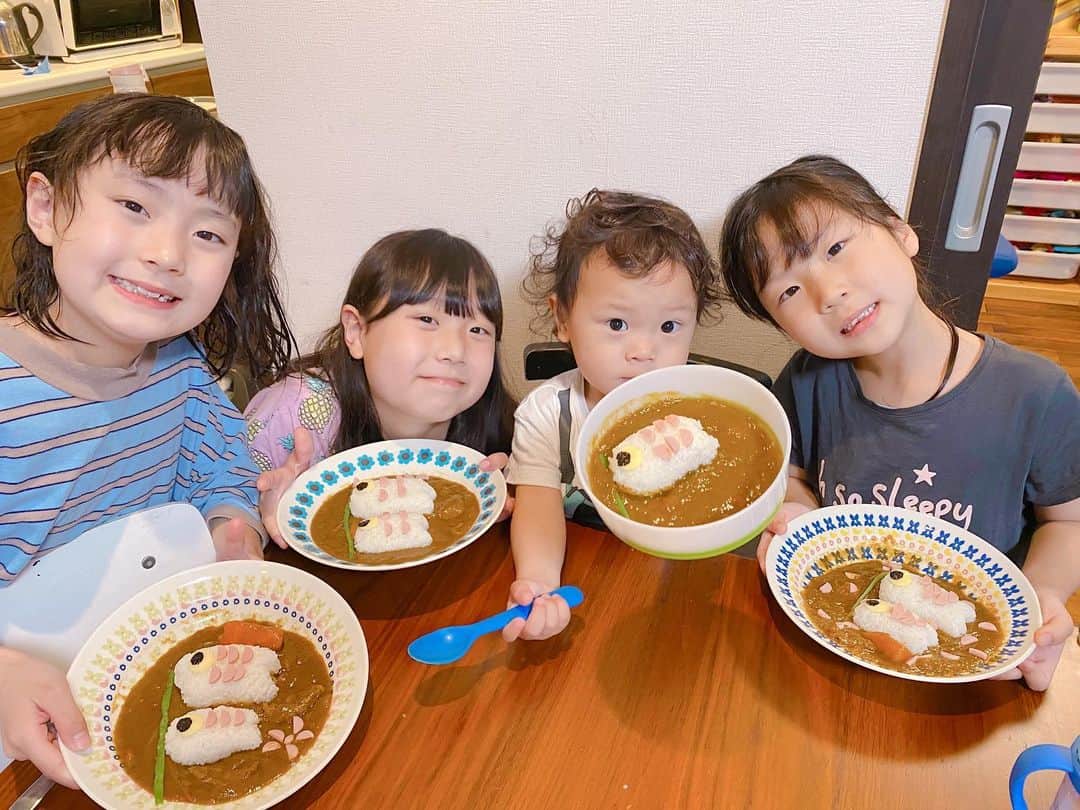 江原千鶴（エハラチヅル）のインスタグラム：「みんなで鯉のぼりカレーと、かぶと春巻きを作りました✨  みんな元気に育ってくれてありがとう😊  お腹の中の天使ちゃんもよく動いて元気です‼️ 毎日名前を考えてるよ〜💕  #エハラ4姉弟  #こどもの日 #鯉のぼりカレー #こどもの日ごはん」
