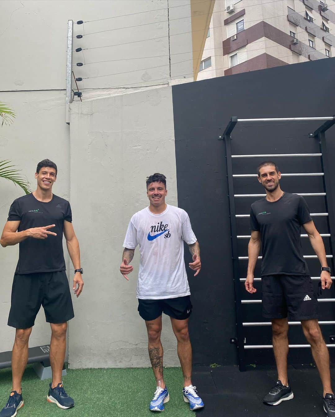 ルアン・オリベイラのインスタグラム：「Em março desse ano, tive uma lesão no joelho esquerdo andando de skate. Não tinhamos certeza em quanto tempo eu iria voltar. Depois de 47 dias de treinos e reforço para o joelho ficar 100%, Graças aos profissionais @d_lorenco90 e @anderson_fisioesporte ja posso voltar a fazer o que mais amo. Quem anda de skate sabe o quão ruim é ficar longe do skate, dos amigos, das sessões e viagens. Muito obrigado Anderson e Macau por toda atenção e profissionalismo nessas últimas semanas. Muito respeito e admiração por vocês!   In March of this year, i hurted my left knee skating. We didn’t know how long it was gonna take to get better and skate again. After 47 days of hard work and dedication, my knee is 100% again, thanks to @d_lorenco90 and @anderson_fisioesporte now i’m good to get back and do what i love. Let’s Go!!!」