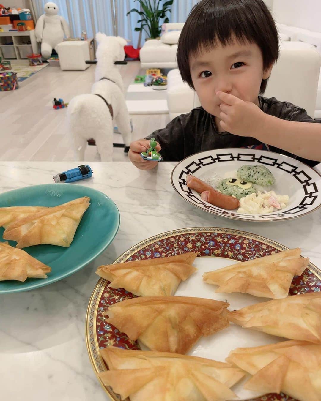 アレクサンダーのインスタグラム：「ヨッシーのキャラ弁で テンション上がるおちび 俺が棚作ってる間にのんちゃんが作ってくれたよん❤️ #キャラ弁 #ヨッシー #マリオ #こどもの日」
