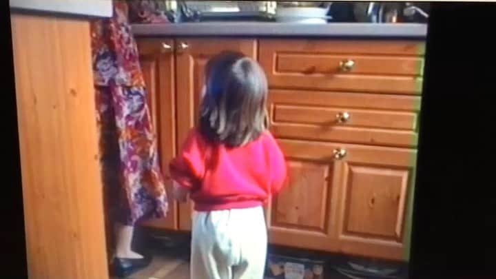 のインスタグラム：「. リンゴを口に含んでは吐き出す 奇怪な子どもといえば 昔からアチキって決まってんのよ。 イギリスのジジババの家やから、 どこの貴族なん？ ていうお母さんの服装は スルーしてあげてよね。 . #子どもの日 #反り腰 #アップルて言えよ #全然言わんやん」