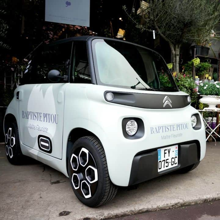 Citroënのインスタグラム：「400L of storage, how many 📦 emojis does it take? Meet Citroën My Ami Cargo, our new 100% electric commercial vehicle #MyAmiCargo#Citroën #Car #Business #Van #Electric #ElectricForAll」