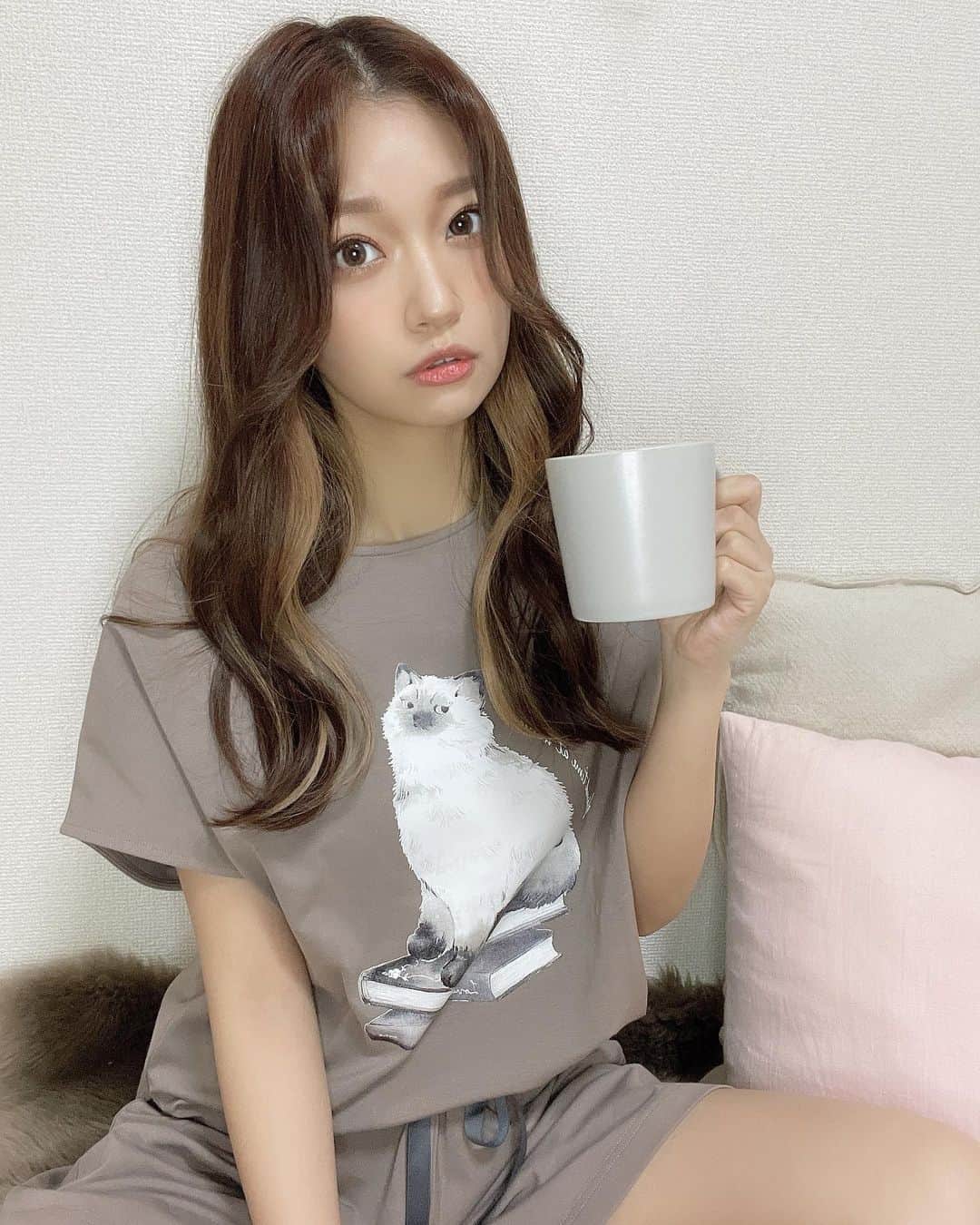 いっちゃん/嶋津 いつみのインスタグラム：「. . みんなGWいかがお過ごしだった？🙃✨ . . . 私は仕事の合間に 友達とお家で過ごしてた🙆‍♀️💓 . . . . ルームウェアはお家時間用に @narueofficial  で新しくゲットしたやつ🐈💕 . . . . 素材が柔らかくて めっちゃ楽ちんやからずっとコレw . . . . ランジェリーラインも @narueinnerwear で取り扱ってたよ🧡 . . . . #ルームウェア #ナルエ #お家時間 #いっちゃん  #フリーモデル  #いっちゃんコーデ #ブライダルモデル #アレンジモデル #ヘアカラー  #ヘアアレンジ #くしゃ顔  #フリーモデル #ドレスモデル #ダイエット  #치맥  #좋아요환영 #소통환영 #팔로우환영  #팔로미 #인친환영 #친구해요 #셀카 #셀피」