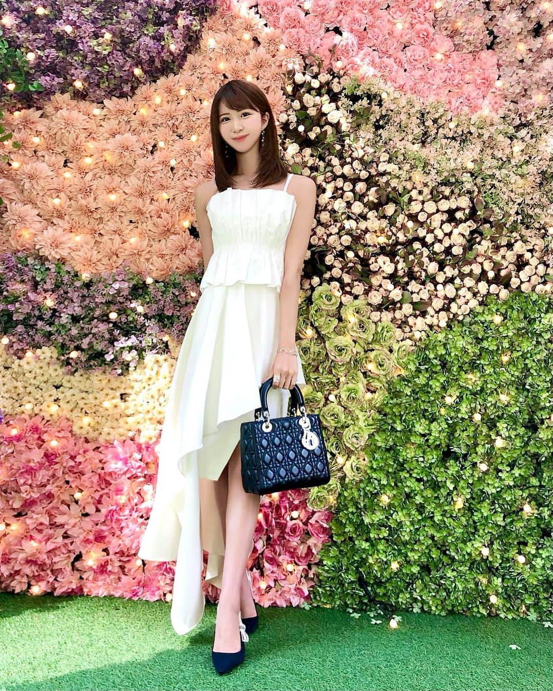 のインスタグラム：「🌼🌷🌸🌻 𝑳𝒐𝒗𝒆,𝑩𝒐𝒏𝒊𝒕𝒐♡𝒘𝒉𝒊𝒕𝒆 こんばんは😊 . 最近注目しているシンガポール発の @lovebonito . シンプルから華やかなものまで。 カジュアル、ガーリー、クールなど 沢山のデザインのお洋服が揃いながら どれも統一してどこか“美しい”と感じる💐 . 新たな自分に出逢えそうなブランドです💕 . 初めてのチョイスは 上下ホワイトでコーディネートしてみました🕊 . . これからもっといろいろな コーディネートをしていくので 楽しみにしていてくださいね😆♪ . . Tops/Skirt：#lovebonito #ラブボニート Bag/Pumps：#dior #ディオール . . . . #lovebonitojp #LBOOTDs #inspirewithLB #singapore #pr #whitestyle #allwhite #2021summer #ホワイトコーデ #オールホワイト #白コーデ #海外ファッション #海外ブランド #シンガポール #キレイめコーデ #キャミソール #ドレスアップ #お洒落好き #ファッションショー #きれいめファッション #夏先取り #2021夏 #花に癒される #花が好き」