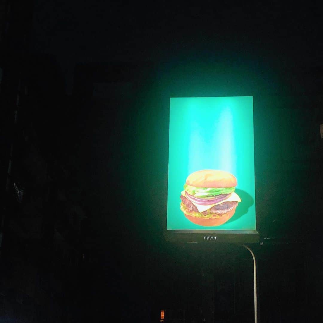 宜靜さんのインスタグラム写真 - (宜靜Instagram)「第一張放漢堡好了」5月5日 23時35分 - andy_blossom