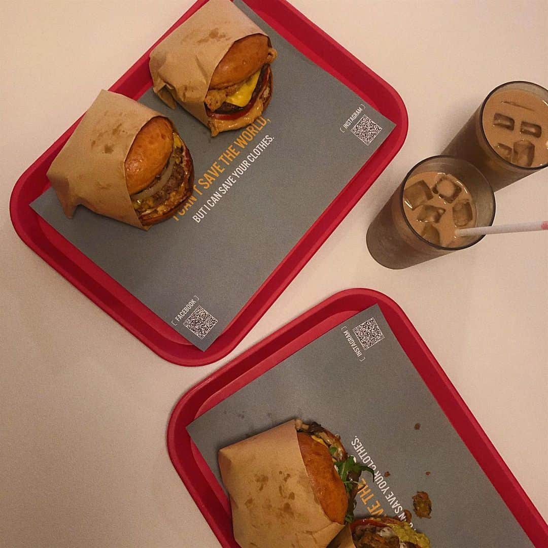 宜靜さんのインスタグラム写真 - (宜靜Instagram)「第一張放漢堡好了」5月5日 23時35分 - andy_blossom
