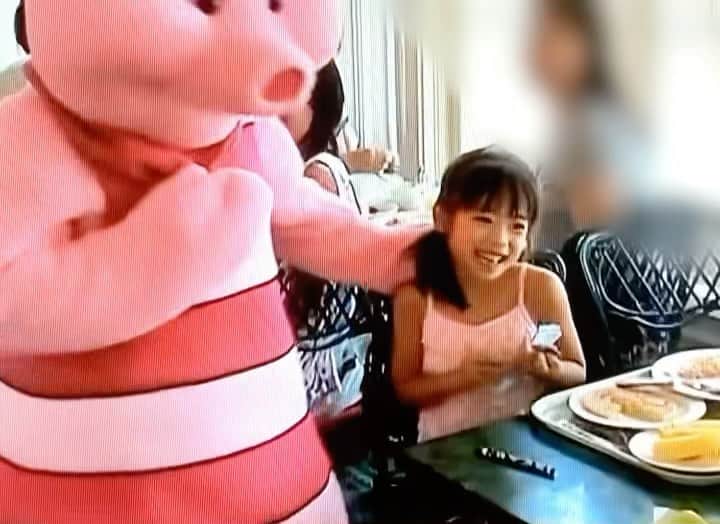 神田萌衣のインスタグラム：「滑り込みこどもの日👧🏻 ピグレットにぎゅーされて喜んでるちび萌衣🙂 大きくなりました😗😗」