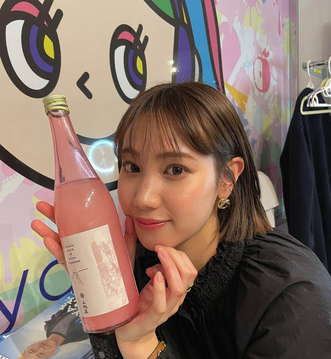 高野祐衣さんのインスタグラム写真 - (高野祐衣Instagram)「ピンクのにごり酒🌸﻿ 桜の時期に外で飲みたかったな〜﻿ ﻿ すっきりめのにごり酒で﻿ 食事にも合わせやすい◎﻿ しゅわしゅわです🍶🌟﻿ ﻿ ﻿ #山城屋 #新潟県 #越銘醸﻿ #にごり酒 #純米大吟醸﻿ #唎酒師 #酒ディプロマ﻿ #ゆいの酒 #ゆいぽんしゅ」5月5日 23時47分 - yuipooon12_06