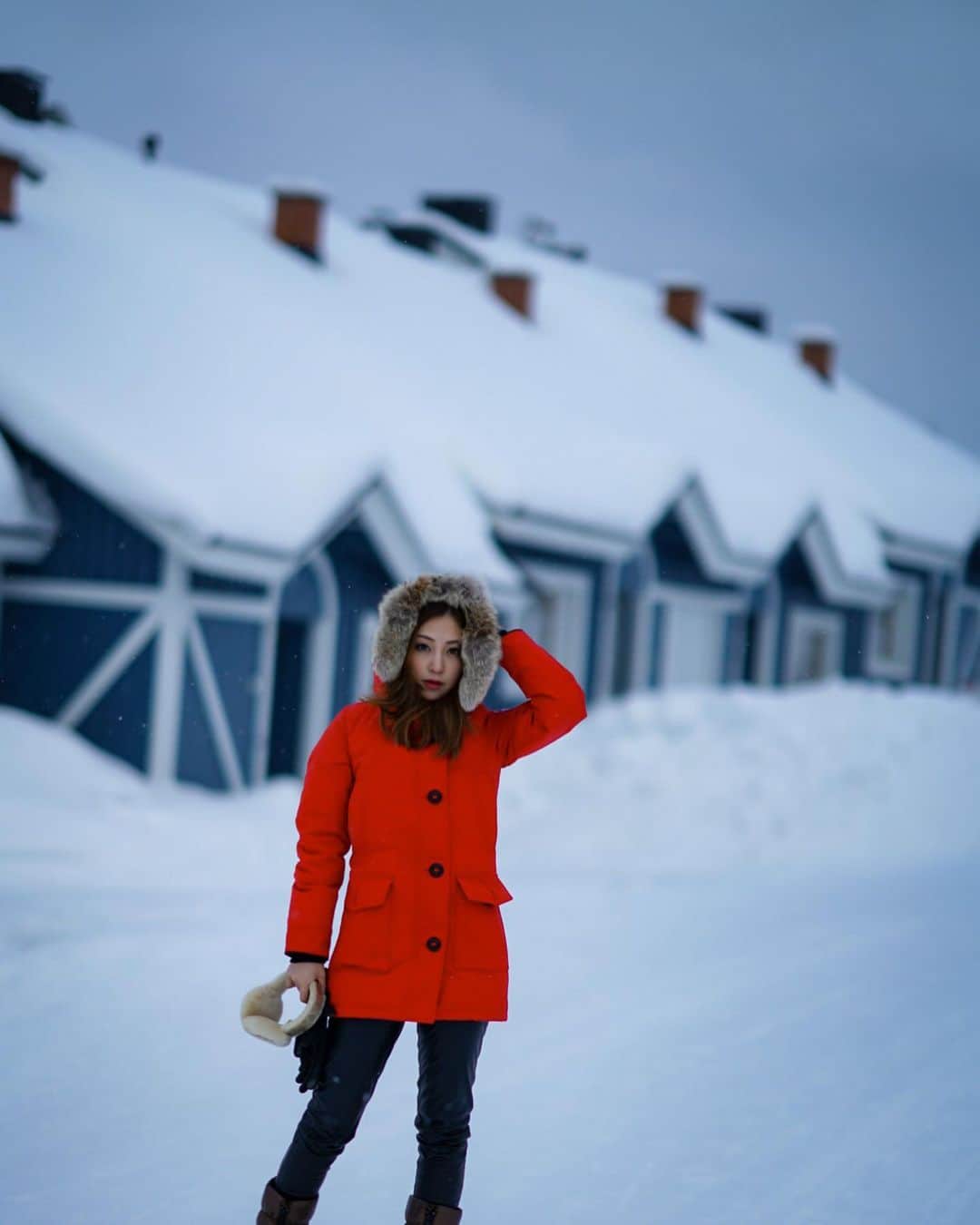 辰巳奈都子さんのインスタグラム写真 - (辰巳奈都子Instagram)「雪の粒一つ一つさえ くっきりハッキリと写っているフィンランドでの写真、本当にお気に入り❄️  氷点下で手はかじかんでいるけど、 大きい本格的な一眼レフカメラで 撮り合いっこしてました☃︎  たくさん撮っておいて良かったなぁ🌛  最後の写真、雪の結晶って本当にこういう形になってるんだ〜、ってよくわかる✨  #saariselkä#fin#finland#scandinavia#northenlights#northernlightsvillage#trip#travel #glass#igloo#glassigloo#room#aurora#」5月5日 23時57分 - tatsumi_natsuko