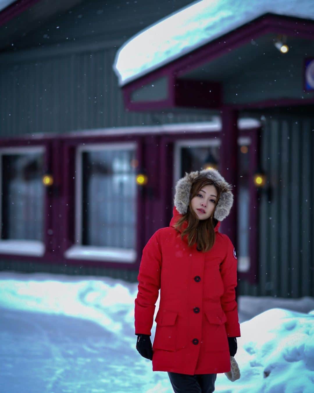 辰巳奈都子のインスタグラム：「雪の粒一つ一つさえ くっきりハッキリと写っているフィンランドでの写真、本当にお気に入り❄️  氷点下で手はかじかんでいるけど、 大きい本格的な一眼レフカメラで 撮り合いっこしてました☃︎  たくさん撮っておいて良かったなぁ🌛  最後の写真、雪の結晶って本当にこういう形になってるんだ〜、ってよくわかる✨  #saariselkä#fin#finland#scandinavia#northenlights#northernlightsvillage#trip#travel #glass#igloo#glassigloo#room#aurora#」