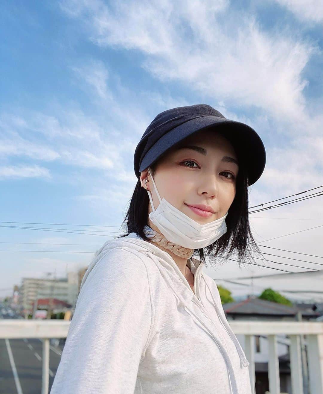 のインスタグラム：「.  いつかのお散歩日和✴︎✴︎✴︎  気付いたら２時間〜３時間近く歩いていたことも。。。 歩くのは苦にならないみたい˚✧⁎  最近スニーカー率高めなので 歩きやすいキラッキラなスニーカーを 探しております👟✭  歩道橋は寄り道したくなる⭐︎⭐︎⭐︎  #お散歩日和  #歩くの大好き  #スニーカー #歩道橋   #早瀬英里奈」