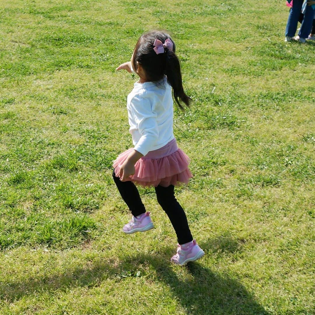 城咲あいのインスタグラム：「そろそろサイズアウトしそうな、むーさんの靴👟  3〜4歳のお子様がいらっしゃる方、スニーカーって、1センチ刻みで買ってますか？それとも0.5センチ刻みで買ってますか？  あんまり大き過ぎるのも良くないだろうし、基本的にスニーカーは1足で、お休みの日以外ほぼ毎日履いているので、洗ってもけっこう汚れていくし、、0.5センチ刻みでもいいかなぁと思うのですが🤔 　　 皆さんどうされてますか？  #スニーカー #サイズアウト #間近#次は #何センチ #買おうかな #早めに#買っておかないと #足痛い って#言われても#すぐに #買いに行けないので ね#城咲あい #夢生 #むう#3歳 #女の子ママ#子育てママ#ワーママ #ピンクのスニーカー」