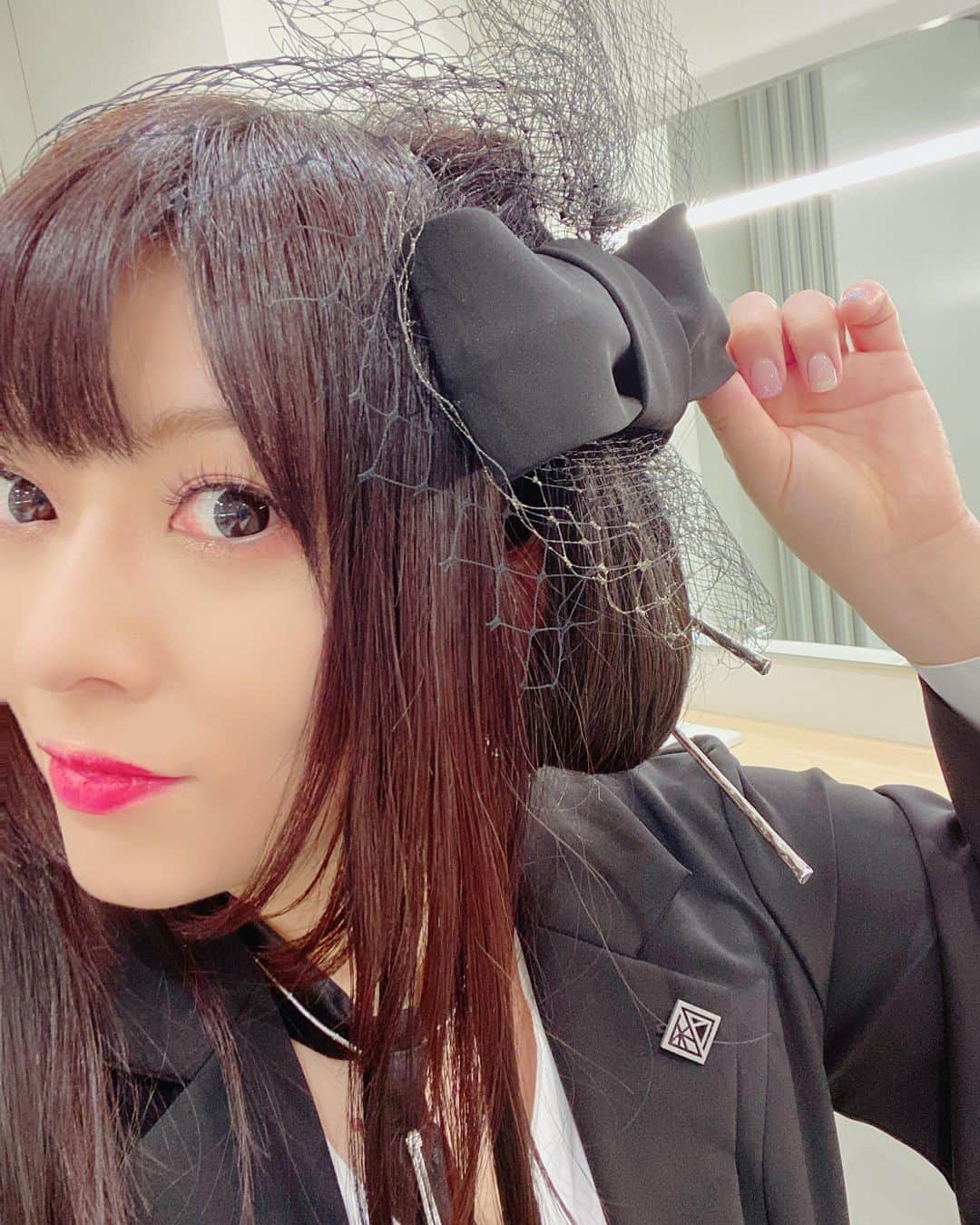 鈴華ゆう子のインスタグラム：「こんな髪飾り。私のイメージお伝えして、ワードローブさんの手作り！簪はシルバーのを長短で2本刺してます。  #和楽器バンド  #鈴華ゆう子  #簪  #和風ヘア  #和風ヘアアレンジ  #Wagakkibnd  #yukosuzuhana  #WGB」