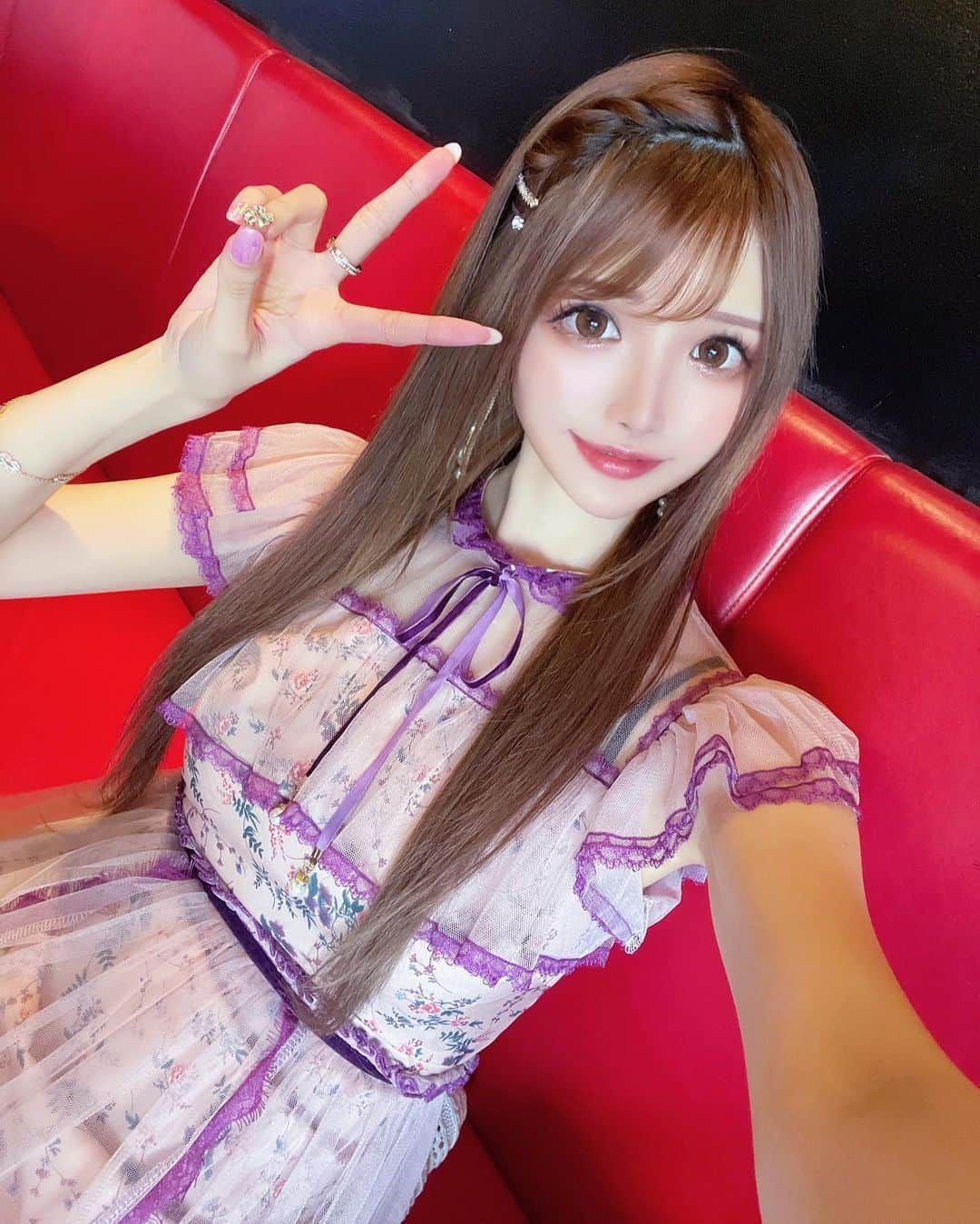 桜咲乃愛さんのインスタグラム写真 - (桜咲乃愛Instagram)「ぴーす🥰💓✌️  ワンピースかわいいしストレートヘアーもたまにするとかわいい〜☺️💕🌸  onepiece @sucredouceur_official 💕 あと数着になってきたので狙ってくれている子は早い内に是非🥺💓  花柄ブラウスは知らないうちに完売してしまっていてうれしかったよ！！！😭💕  ありがとう🥰🥰🥰  #レースワンピース#ワンピース#ふりふり#チュールワンピース#sucredouceur#ストレートヘアー#コーデ#紫コーデ」5月6日 11時37分 - noasama1101