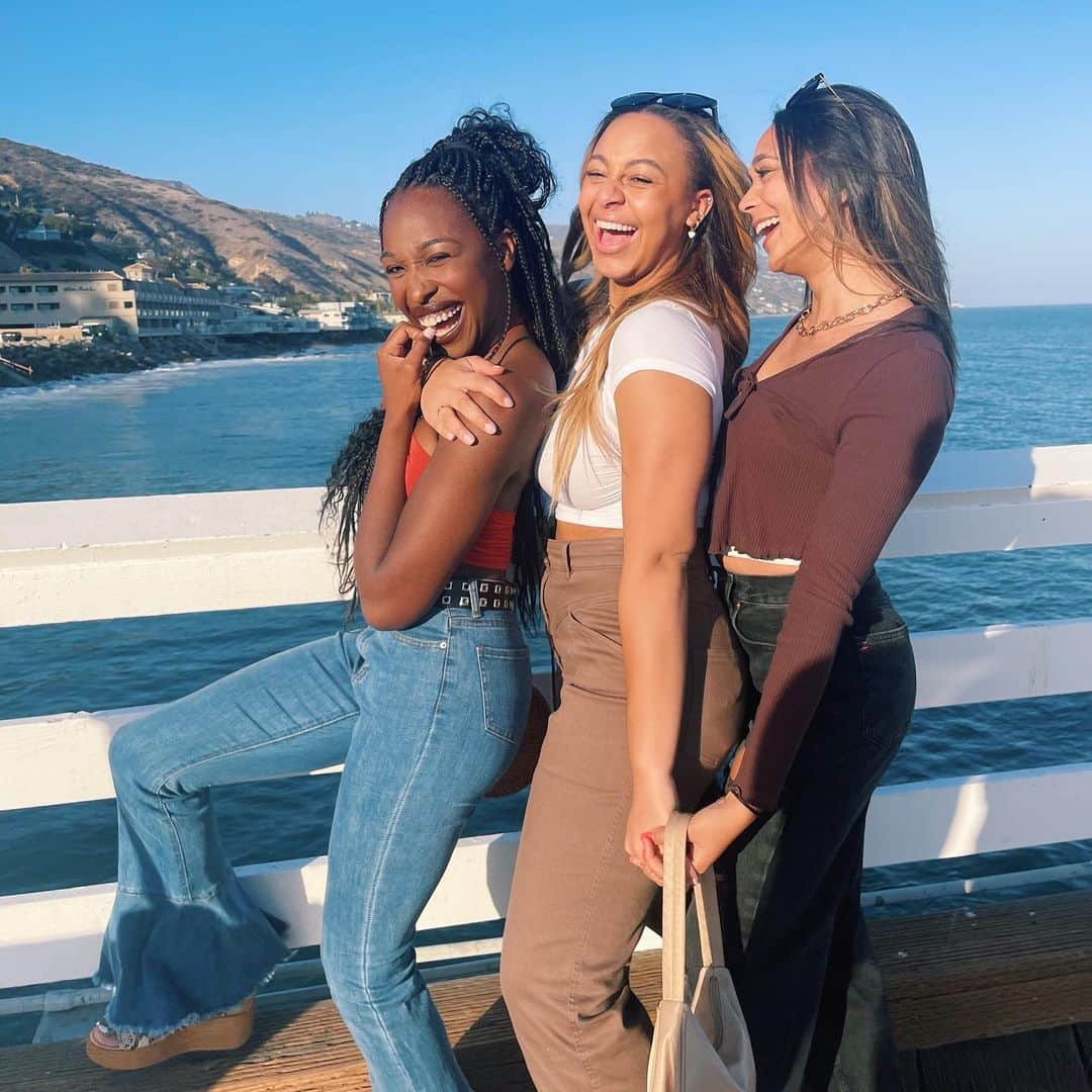 Nia Sioux Frazierさんのインスタグラム写真 - (Nia Sioux FrazierInstagram)「all smiles in malibu:) reminder: new Adulting podcast out today. link in bio.」5月6日 2時41分 - niasioux