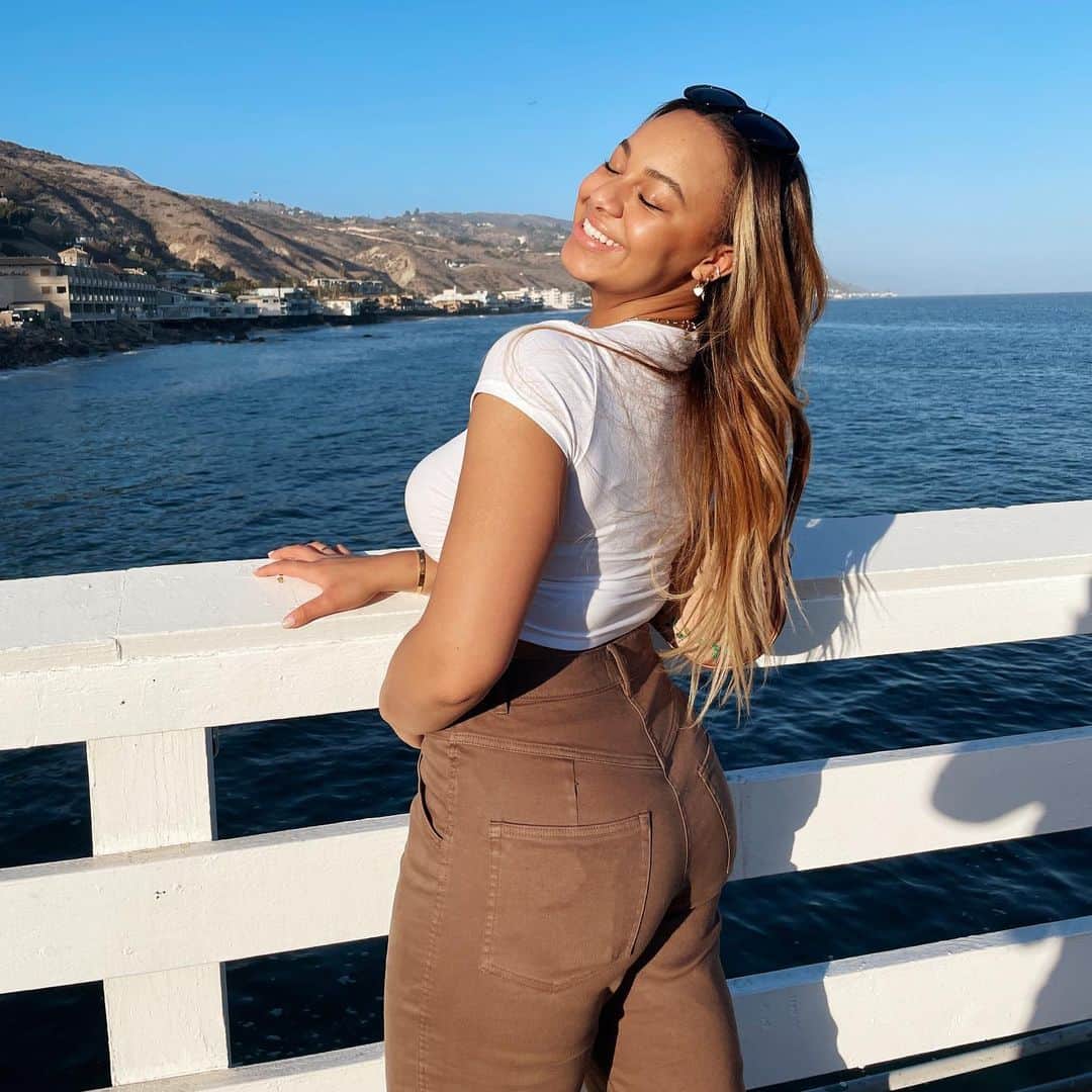 Nia Sioux Frazierさんのインスタグラム写真 - (Nia Sioux FrazierInstagram)「all smiles in malibu:) reminder: new Adulting podcast out today. link in bio.」5月6日 2時41分 - niasioux