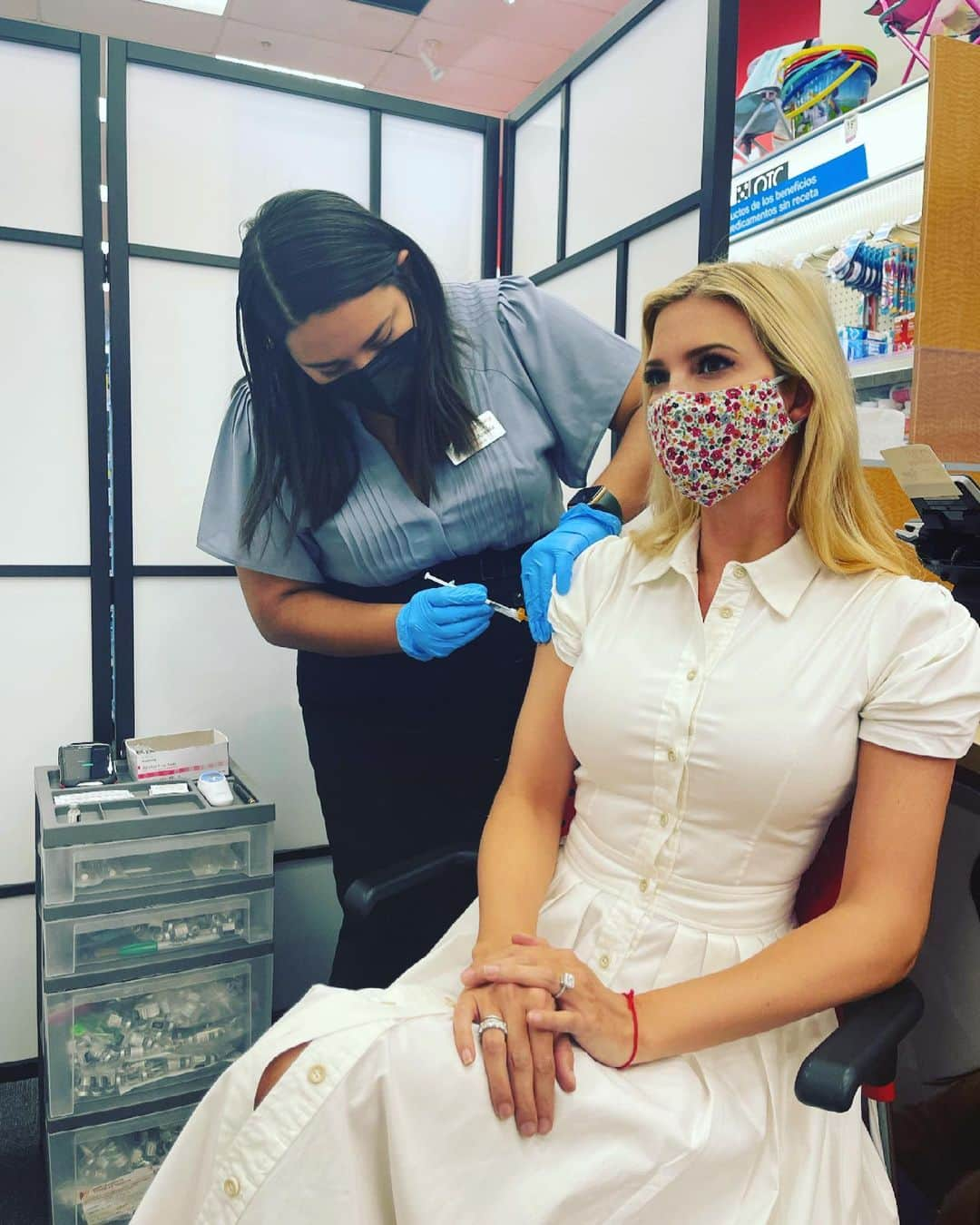 イヴァンカ・トランプのインスタグラム：「This afternoon, I gratefully received my second dose of the COVID-19 vaccine. Getting fully vaccinated is the best way to end this pandemic and protect ourselves and one another. ♥️」