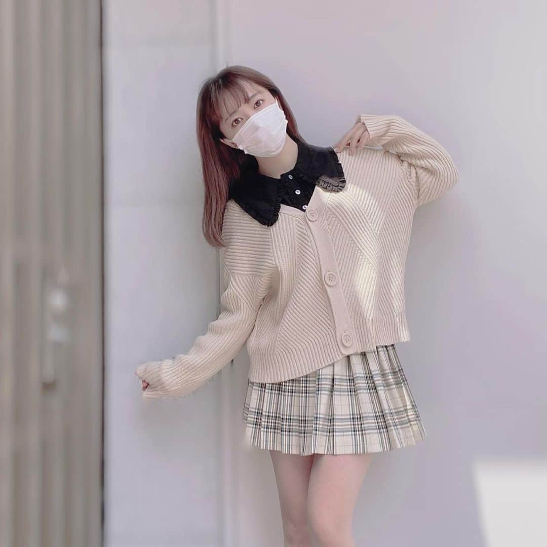 伊藤彩沙さんのインスタグラム写真 - (伊藤彩沙Instagram)「ちょっと前の私服🌨 めちゃ寒い日で友達のニット借りた😂 そしてこのスカート履いてる人見かける率がほんまに高い😂 #あやさの服」5月6日 11時54分 - ayasacream