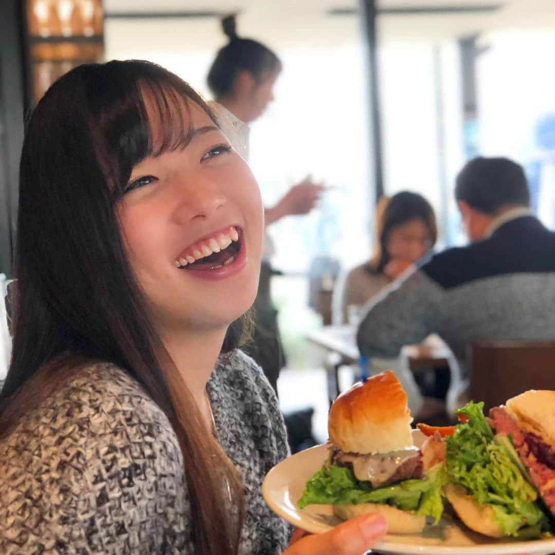 江原詩織さんのインスタグラム写真 - (江原詩織Instagram)「おはようございます🌈  先日ハンバーガーを食べてから食欲が暴走しているしおりです🍔  食事の改善を図ってからさらに外食をしなくなって、大好きなハンバーガーを食べる頻度もこの1,2年グッと減っていたからか、  久しぶりに食べた時の破壊力はすごかったです。笑  私が1番好きなハンバーガーは#burgermania のアボカドチーズバーガー🍔🥑🤍  食べてみたいと思いつつずっと食べに行けていないのは #アルデバラン　です🍔  皆さんのおすすめのハンバーガー屋さんがあったら教えて下さい☺︎❣️  #ハンバーガー #hamburger #burger #burgermania #バーガーマニア #アボカドチーズバーガー #instafood #foodstagram #過去の思い出 #女子ゴルフ #ゴルフ女子  #golflife #golf」5月6日 8時12分 - shiori__golf