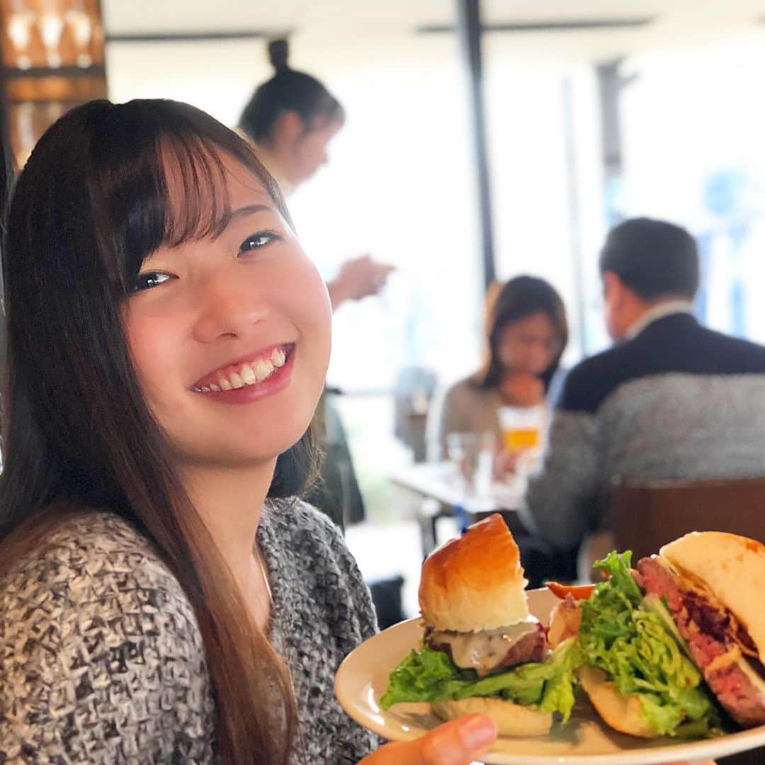 江原詩織さんのインスタグラム写真 - (江原詩織Instagram)「おはようございます🌈  先日ハンバーガーを食べてから食欲が暴走しているしおりです🍔  食事の改善を図ってからさらに外食をしなくなって、大好きなハンバーガーを食べる頻度もこの1,2年グッと減っていたからか、  久しぶりに食べた時の破壊力はすごかったです。笑  私が1番好きなハンバーガーは#burgermania のアボカドチーズバーガー🍔🥑🤍  食べてみたいと思いつつずっと食べに行けていないのは #アルデバラン　です🍔  皆さんのおすすめのハンバーガー屋さんがあったら教えて下さい☺︎❣️  #ハンバーガー #hamburger #burger #burgermania #バーガーマニア #アボカドチーズバーガー #instafood #foodstagram #過去の思い出 #女子ゴルフ #ゴルフ女子  #golflife #golf」5月6日 8時12分 - shiori__golf