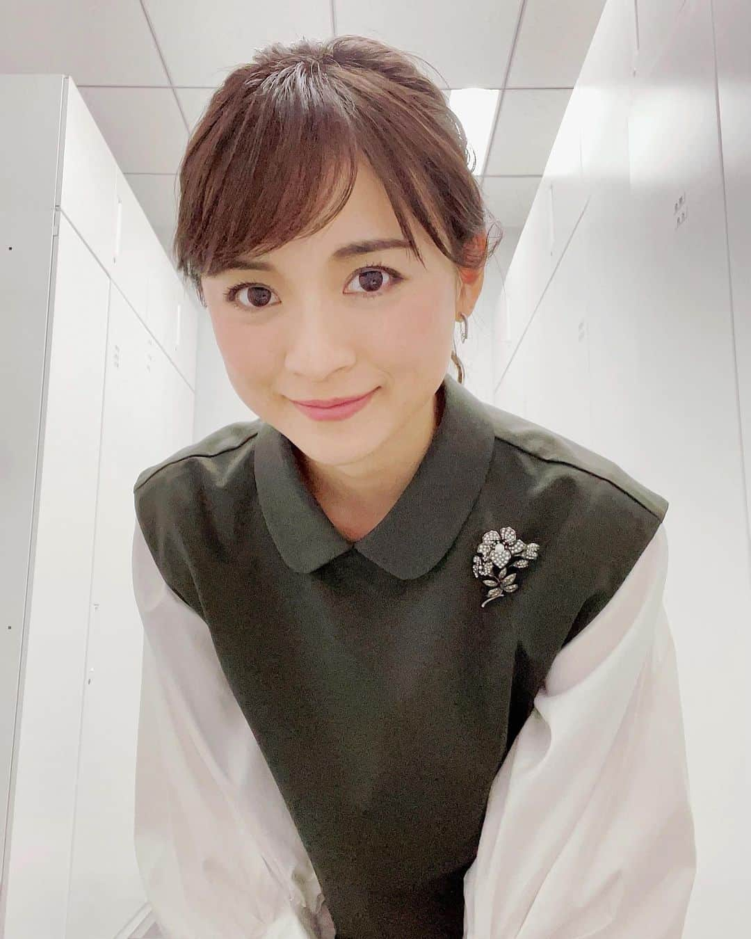 繁田美貴さんのインスタグラム写真 - (繁田美貴Instagram)「*＊ 連休明け。 頑張って行きまっしょー！ 今日はキリッと『昼サテ』の日☆ #キリッと 写真は #前回の生放送後 📸 #生放送前の余裕がある時間帯は  #スッピン🐻‍❄️ で撮れず(笑) #そして #メイク完了🐼 後は生放送終わるまで #バタバタなのです。。 #昼サテ 平日 月〜金 11:13〜11:35 #火木 担当」5月6日 8時31分 - handa_miki