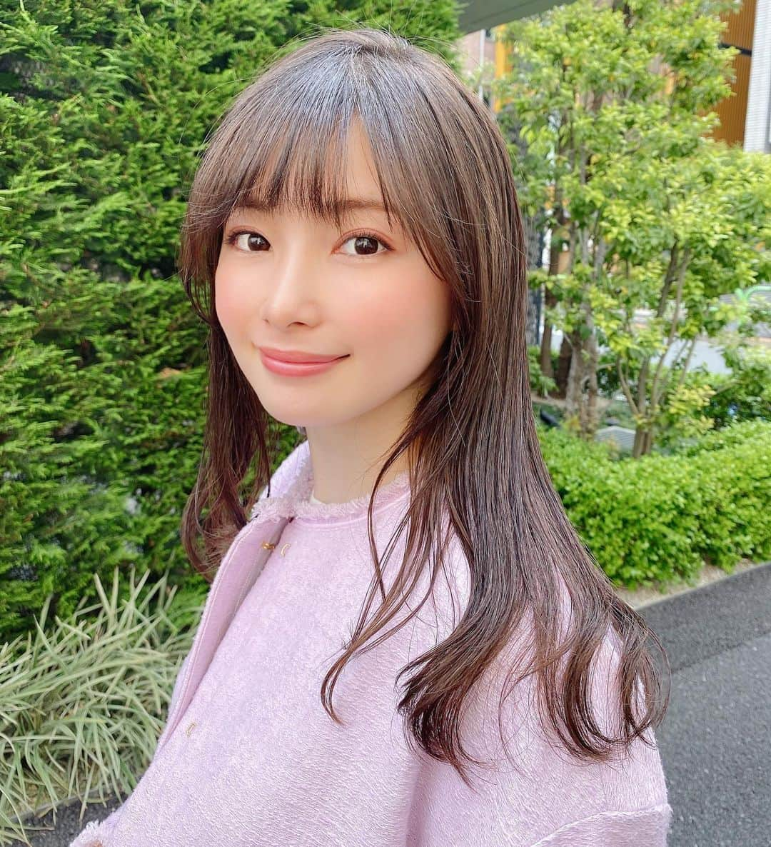 早田悠里子さんのインスタグラム写真 - (早田悠里子Instagram)「おはようございます☀ 今日はいい天気🌞空が澄んでいて気持ちがよいです😊  写真は先日髪を切ってもらったときの☺️ ゆるっとパーマもかけて頂きました。お写真はコテを使わずドライヤーのみなんです☺️ 朝が楽になった！ @atsumi_kanno_a_one  いつもありがとうございます💕  #メモリーウェーブ #ロングヘア #パーマスタイル #ロングヘアアレンジ #酸性パーマ #酸性ストレート #酸性縮毛矯正 #前髪カット」5月6日 9時10分 - yurikohayata