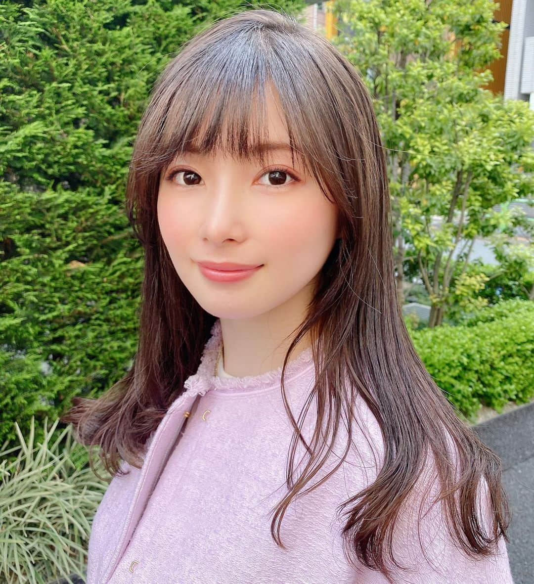 早田悠里子さんのインスタグラム写真 - (早田悠里子Instagram)「おはようございます☀ 今日はいい天気🌞空が澄んでいて気持ちがよいです😊  写真は先日髪を切ってもらったときの☺️ ゆるっとパーマもかけて頂きました。お写真はコテを使わずドライヤーのみなんです☺️ 朝が楽になった！ @atsumi_kanno_a_one  いつもありがとうございます💕  #メモリーウェーブ #ロングヘア #パーマスタイル #ロングヘアアレンジ #酸性パーマ #酸性ストレート #酸性縮毛矯正 #前髪カット」5月6日 9時10分 - yurikohayata