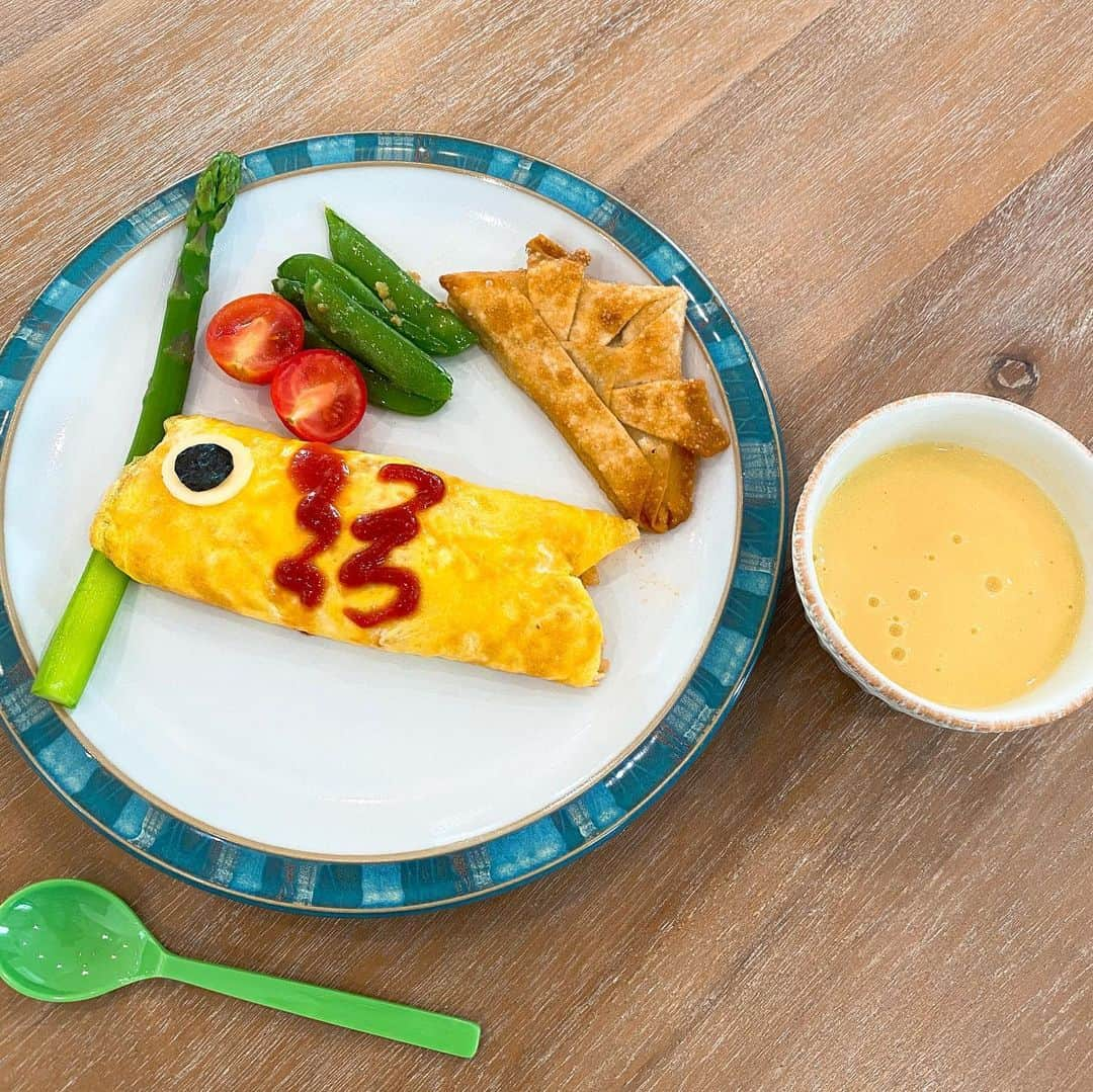 前田早穂のインスタグラム：「５月５日子供の日🎏 鯉のぼりオムライスに兜の春巻き😂笑 子供達の喜ぶ顔が見たいから、キャラじゃない事もしてみる😆 いかがでしょうかw #こどもの日🎏」