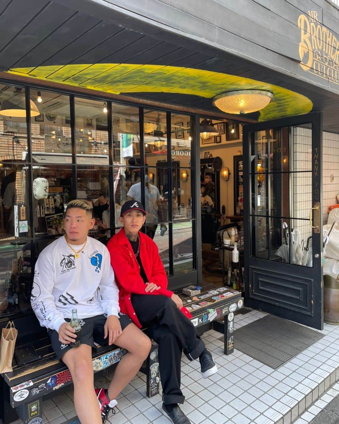 のインスタグラム：「髪の毛切ったよ✂️ お洒落なお店のお洒落な人に カッコよくしてもらいました😁  #格闘家 #格闘技 #ボクシング #ムエタイ  #キックボクシング #muaythai  #kickboxing  #boxing  #workout  #喧嘩自慢  #弘輝  #k1wgp  #スキンフェード  #兄弟髪切倶楽部  #mrbrotherscutclub」