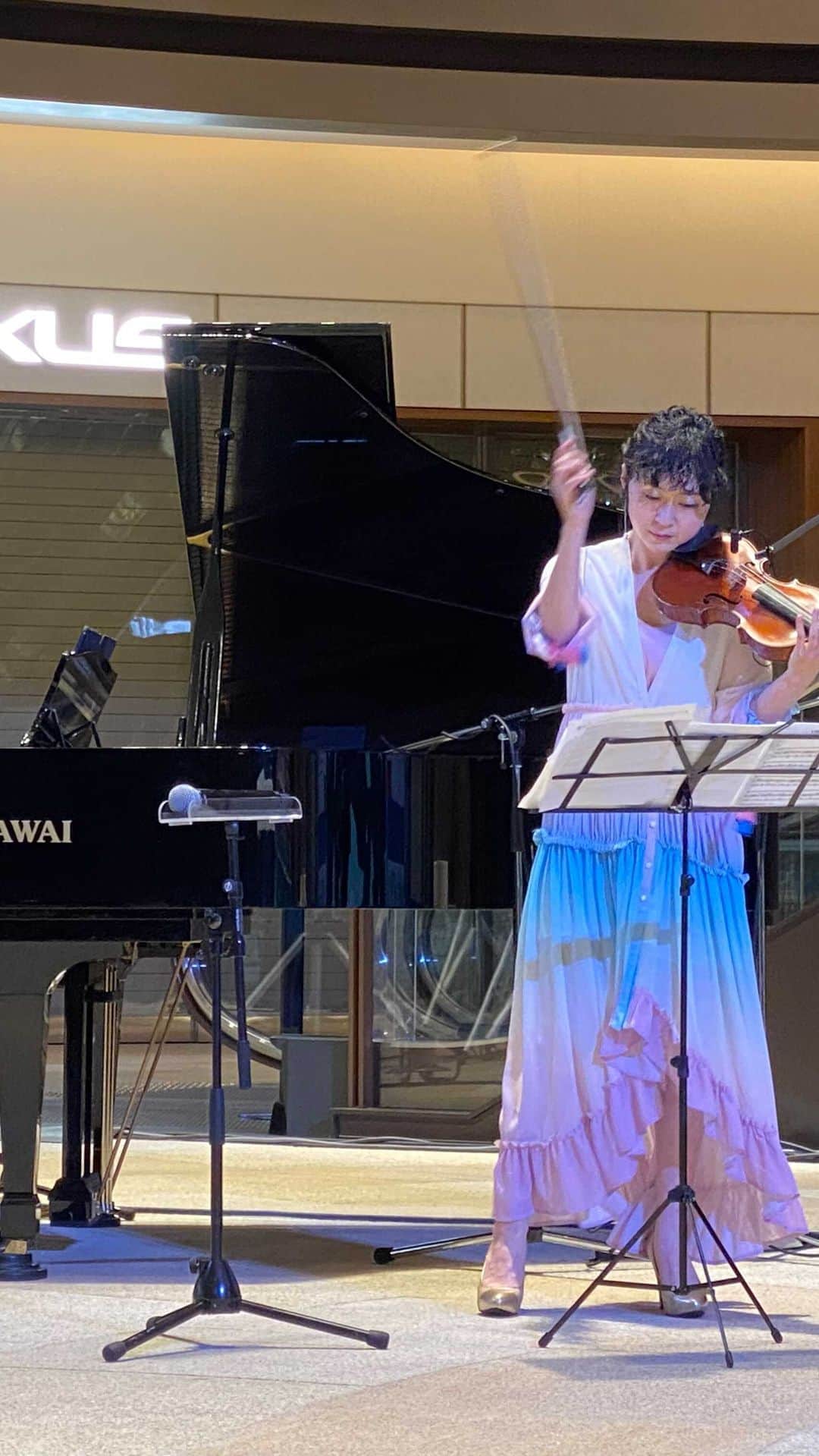 白澤美佳のインスタグラム：「稲葉瑠奈さん @lunainaba とのDUO🎻🎹 モンティ　チャールダッシュ ・ #HibiyaFestival #日比谷フェスティバル #DUO #piano #violin  #チャールダッシュ #即興演奏 #2度と同じ演奏はできません  #Live #生配信ライブ #acoustic #🎹　#🎻 #pianist #稲葉瑠奈 #violinist #白澤美佳 #dress @mamaguitar_ayako  #👠　@dianashoespress」