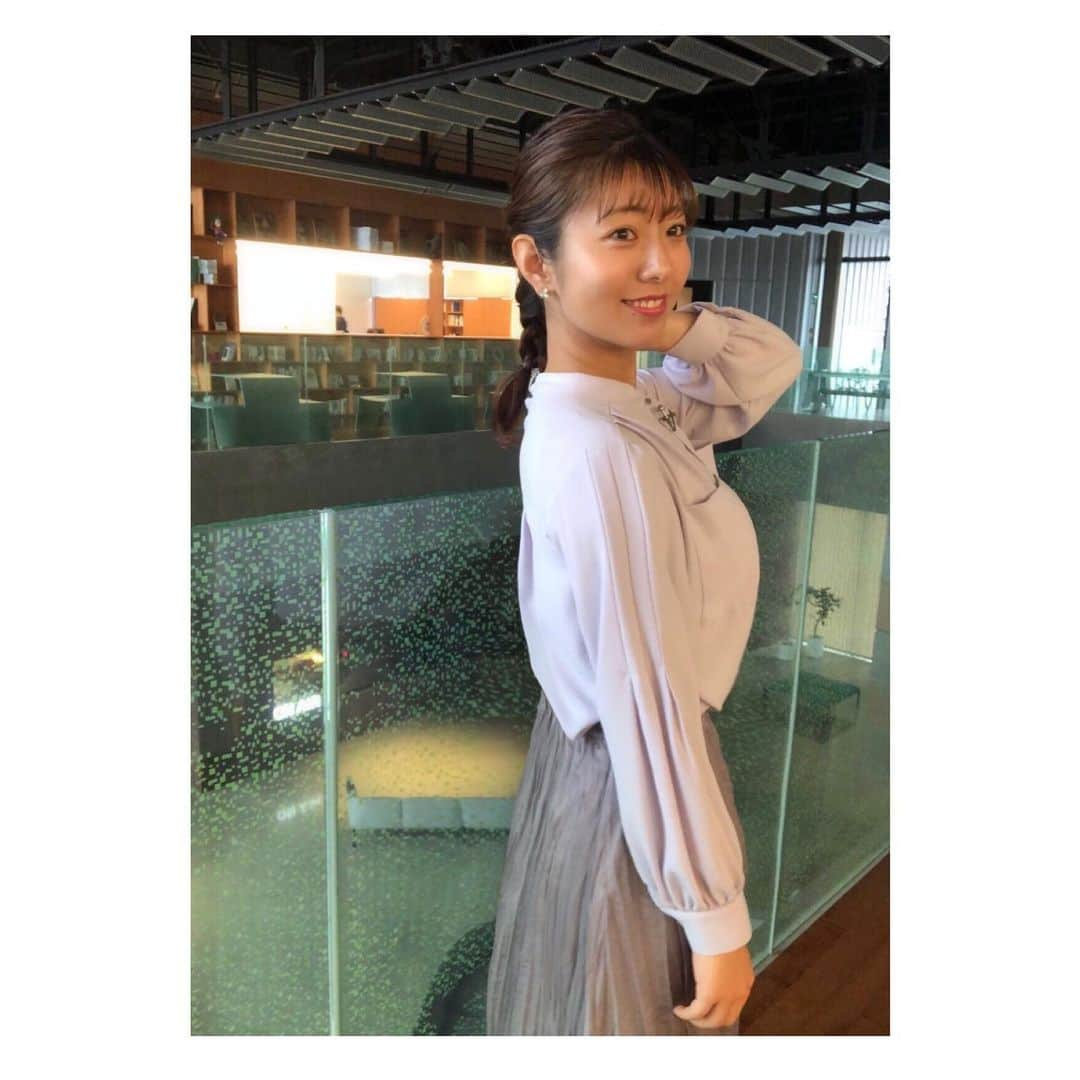 白戸ゆめのさんのインスタグラム写真 - (白戸ゆめのInstagram)「👗 . 《Wed》 tops: @figno.official  skirt: @vis_online  . シアー素材のパープルブラウスに グレーのプリーツスカート💎 . 火曜日と一転して ブルベな寒色コーデでした😌 . 編み下ろしのヘアスタイルが エルサみたいでお気に入り❄️ . 今週もありがとうございました！ あすのニュースパもVTRで ちょっと登場しますのでお楽しみに♡ .  #衣装 #女子アナ #女子アナコーデ #キャスター #アナウンサー #コーデ #ootd #全身コーデ #figno #vis #編みおろし #三つ編み #三つ編みアレンジ #エルサ #ヘアアレンジ　 #きょうの撮影場所 #2階 #報道フロア #ロビーを見渡せる場所 #吹き抜け」5月6日 20時10分 - yumeno.s_