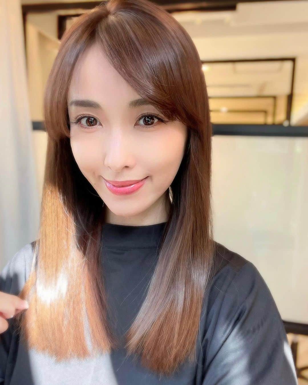 瀬戸早妃のインスタグラム：「先日、撮影のためにRrサロンさんでヘアメンテナンスして頂きました🧸💛 . カラー剤を混ぜ込んだサファイアR.hasトリートメントで、カラーとトリートメントが1時間で叶うの大感動…💛 ツルサラヘアーになりました😍 . 担当はいつもの智咲さん✨ @chisaki_inoue  いつも本当にありがとうございます💛 . #rrsalon #アールサロン #アールサロン青山 #サファイアR.hasトリートメント #トリートメント #美髪 #美髪ケア #美髪トリートメント #ヘアアレンジ要らず #ストレートヘア #さらさらヘア #hairsalon #井上智咲 さん」