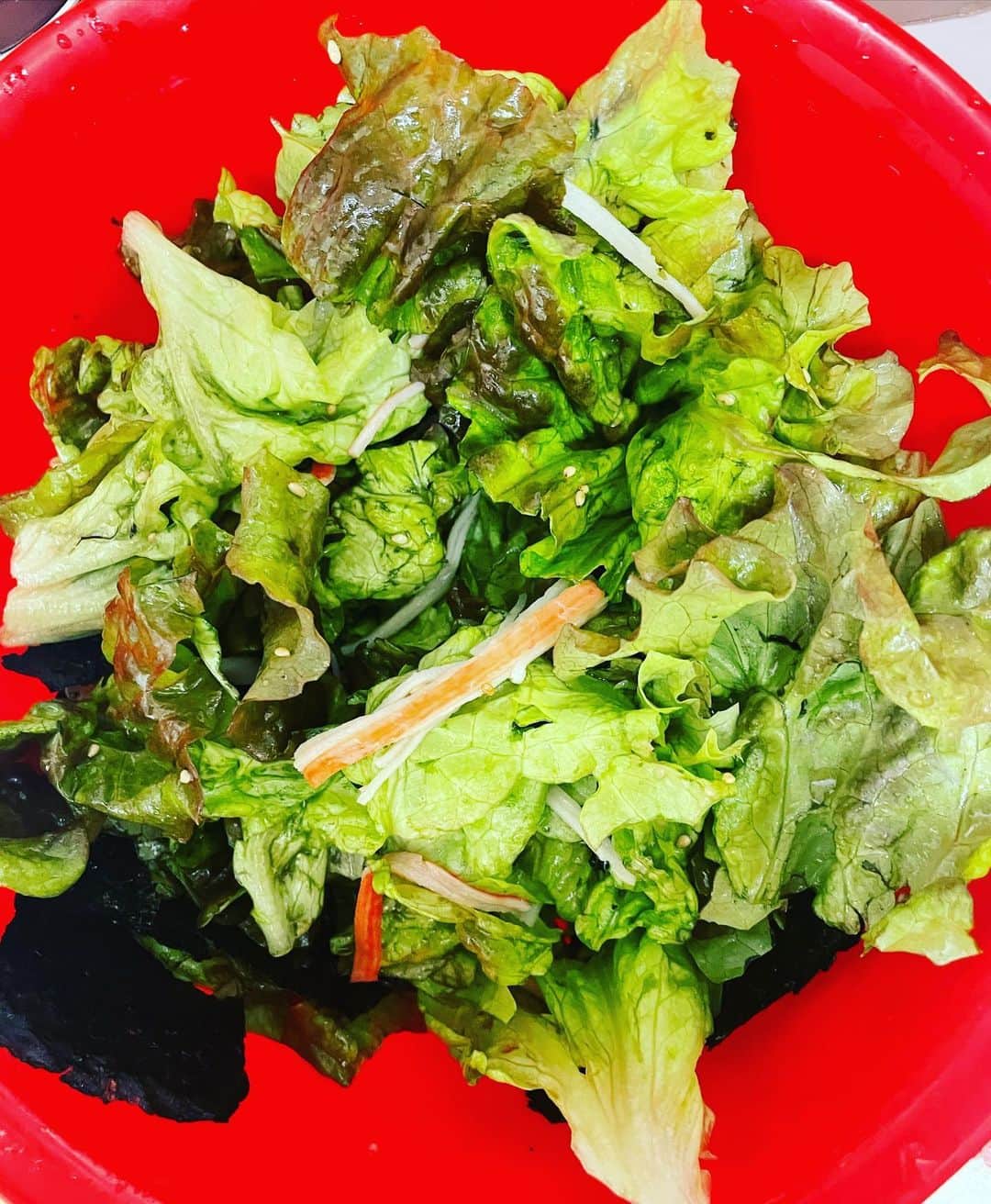 田中卓志さんのインスタグラム写真 - (田中卓志Instagram)「チョレギサラダ作った！ サニーレタス、海苔、カニカマ、 砂糖、ごま油、醤油、すりおろしニンニク、ごま、酢、スープの素。 混ぜるだけ😃ボールのまま食べます  #アンガールズ #チョレギサラダ」5月6日 20時14分 - ungirls_tanaka