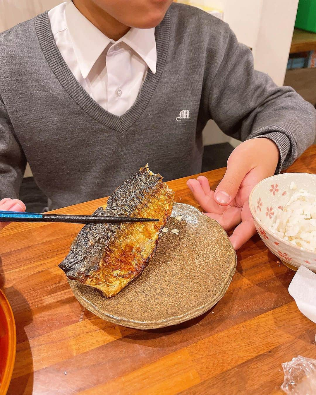 みきママさんのインスタグラム写真 - (みきママInstagram)「【晩御飯はさばの塩焼きです！！】  ノルウェー産の鯖、ジューシーで大好きです！！フライパンで上手に焼くと骨まで食べられます✨  他には鶏の旨味がきいたきんぴらと、豚の脂を吸ったハッシュドポテト、冷やしトマト、台湾パイナップルです🤤🤤🤤鶏のきんぴら、フライドポテト、鯖のフライパン焼きは完食本に載っています👍  はる兄「ハッシュドポテトで米進む。」ってさ。  杏ちゃん「ハッシュドポテト、うまー。」豚肉の脂を吸わせるとめちゃ美味しくなるんだよね。  れんくん「鯖、骨も食べられるね。」ってさ。  台湾パイナップル、中国が台湾パイナップルを輸入禁止にしたので日本が救済で大量に輸入したと聞いてね、食べてみたらびっくりです‼️芯まで食べられる〜フレッシュでめちゃうま〜😳😳😳  みんな「今日は疲れた〜」ってさ。久々の学校で疲れたって。  もう木曜日だからすぐにお休みだけどな。  #みきママ　#完食本　#台湾パイナップル #きんぴらごぼう #鯖 #ハッシュドポテト」5月6日 20時34分 - mikimama_official