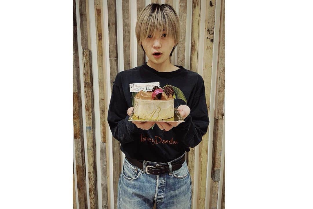 八木勇征さんのインスタグラム写真 - (八木勇征Instagram)「・ Hi!!24歳!! 去年はリモートだったんですが 今年は皆んなに直接お祝いしてもらえました😢 嬉しい。。。 皆さんも本当に沢山のお祝いの言葉と 愛をくれてありがとうございます😢  僕は幸せです！！ みんながくれる愛を僕も愛で返せるよう 頑張ります🥰  これからもよろしくお願いします😌  #FANTASTICS #birthday #memorial」5月6日 20時28分 - yuseiyagi_official