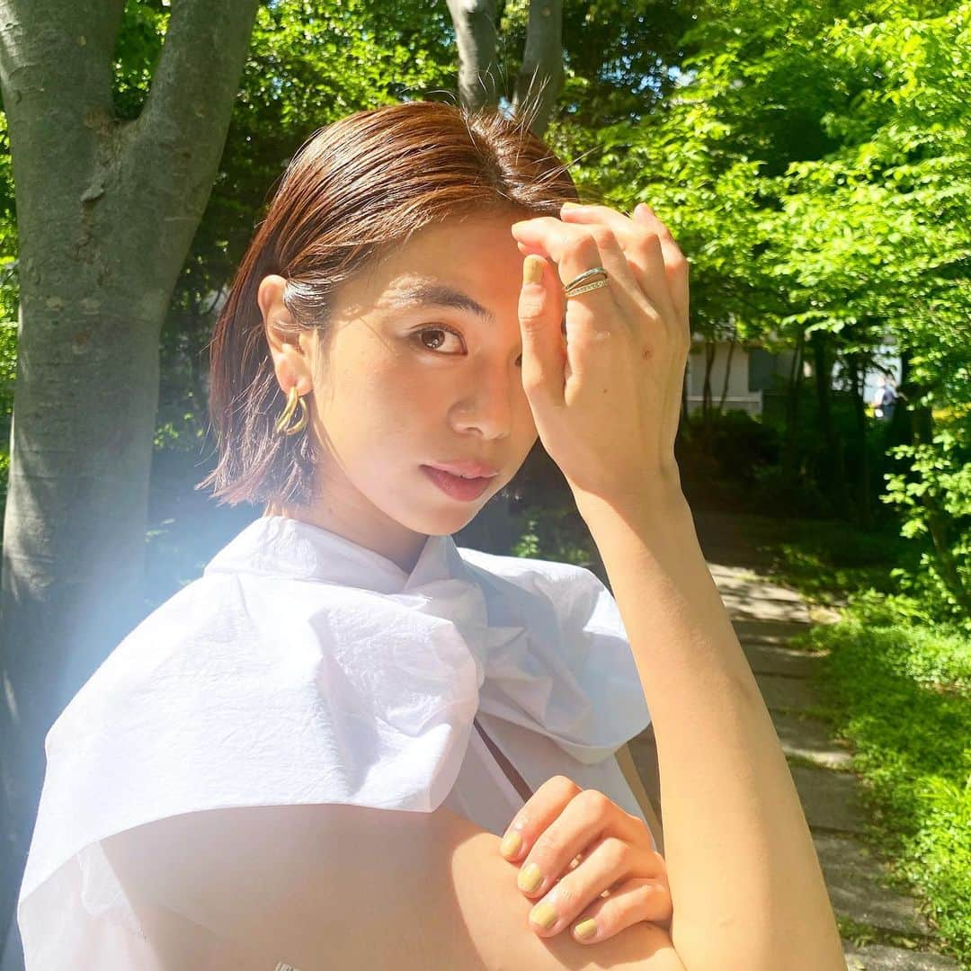 佐藤晴美さんのインスタグラム写真 - (佐藤晴美Instagram)「最近、天気が良い日は 日差しがとにかく強くて流石に気になる肌事情🥺  日焼け止めクリームでいつも肌荒れするのでUVケアにあまり気が進まなかったのですが、  紫外線のダメージがなによりも肌に負担がかかると知り、 そして、意外にも4.5月が一年で1番紫外線が強いという事実にも驚き、今年は今からUVケアを頑張ってます😮🙌  @larocheposayjp  敏感肌も安心して使えるように作られていて、 なのでもちろん肌荒れもしないし、肌馴染みも良くて、 潤っていて肌ケアしているみたいな感覚。  ちなみに、私はこれ乳液と混ぜて肌に乗せてる。  ありがたいな。 今年はこれで乗り切ります🙌✨  #ラロッシュポゼ #まいにちトーンアップUV #PR   ※撮影の時だけマスクを外してます」5月6日 20時48分 - sato_harumi__official