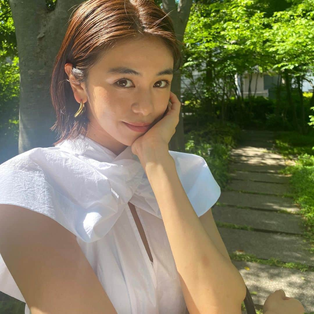 佐藤晴美さんのインスタグラム写真 - (佐藤晴美Instagram)「最近、天気が良い日は 日差しがとにかく強くて流石に気になる肌事情🥺  日焼け止めクリームでいつも肌荒れするのでUVケアにあまり気が進まなかったのですが、  紫外線のダメージがなによりも肌に負担がかかると知り、 そして、意外にも4.5月が一年で1番紫外線が強いという事実にも驚き、今年は今からUVケアを頑張ってます😮🙌  @larocheposayjp  敏感肌も安心して使えるように作られていて、 なのでもちろん肌荒れもしないし、肌馴染みも良くて、 潤っていて肌ケアしているみたいな感覚。  ちなみに、私はこれ乳液と混ぜて肌に乗せてる。  ありがたいな。 今年はこれで乗り切ります🙌✨  #ラロッシュポゼ #まいにちトーンアップUV #PR   ※撮影の時だけマスクを外してます」5月6日 20時48分 - sato_harumi__official