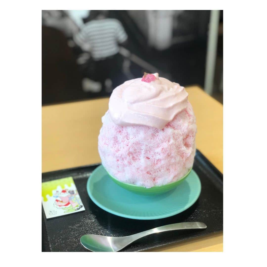 白戸ゆめのさんのインスタグラム写真 - (白戸ゆめのInstagram)「🍧 . 思い出をひとつ。 ニュースパがリニューアルしてから 岡山ロケが増えました🍑うれしい🥰 . このかき氷は 前の日のニュースで りなさんがリポートしていたのを見て OA中に、絶対行こう！って思ったもの✨ . 高島屋の京都展で 期間限定で出店されていた 京氷菓つららの さくらヨーグルト🌸 . なかなかの大きさで 1人で一生懸命食べました笑 中に白あんが入ってて 和な味わいが美味でした👼 . さくら味のもの、だいすき💓 . #京都展 #京都グルメ #かき氷 #京氷菓つらら #さくらヨーグルト #期間限定 #この言葉ずるい #春でもかき氷 #いつでもかき氷」5月6日 20時49分 - yumeno.s_