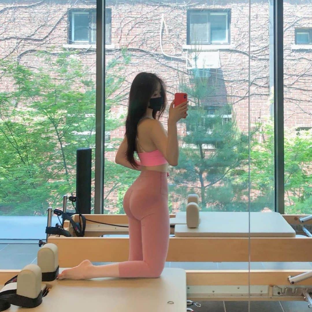 BodyON Koreaさんのインスタグラム写真 - (BodyON KoreaInstagram)「🔥생각과 삶이 멋진 #운동 피플들을 바디온코리아는 응원합니다! | | wow @yun.jj 👍😎💕 | | 🍀자신 or 주변 지인 중에 짐패션 핫피플 계시면 DM 보내주세요📩 | | #diet #trainer #필라테스 #fit #girl #selfie #model #abs #운동복 #셀피 #일상 #거울샷#instagood #브라탑 #healthy #눈바디 #fitness #얼짱 #몸짱 #body #몸스타그램 #바디스타그램 #모델#국내여행 #다이어터 #헬스 #여행에미치다 #pilates」5月6日 12時07分 - bodyonkorea