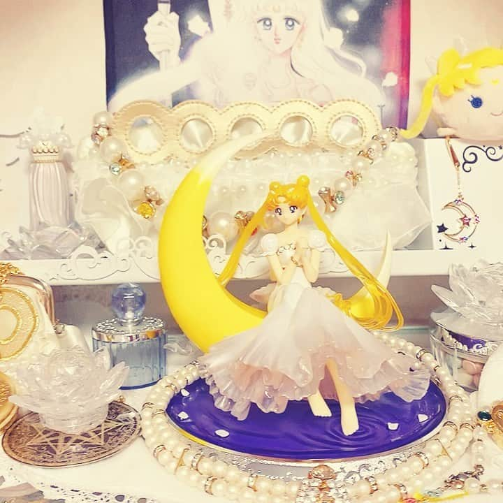 中山恵梨香のインスタグラム：「セーラームーン部屋を作りました！ 🌙 まだ収納があまりないのでがらんとしてるけど、年単位でのんびり楽しいお部屋にできたらいいなー！ 🌙 載せられる写真のサイズが合わないので棚の全貌が載せられず残念ですが、セレニティを飾ってるクラシカルな棚は、私が幼稚園の頃からあって「可愛い棚だよなぁ！いいなぁ！」って子供心に思っていたものを、古いからあげると実家から貰ったもので大変感慨深いです！ 🌙 私は香水が好きなので、棚を開けたらほわっと香るように、ほんの少し香水をふってます。 ・ ブラックレディがいる棚は勝手にブラックレディっぽいと思ってるゲランの香水。 セレニティはCHANELのN｡5をふりかけてみたよ。 🌙 たまーに自分の思い入れのあるキャラクターとかアイテムとかについて勝手に語る投稿とかしたいなー✨ ・ ・ I finished decorating for sailor moon room🌙 ・ There is not so much furniture in this room, so I would like to increase it little by little〜✨ ・ This shelf that classical is the one I have been using since kindergarten and ma favorite. So,it’s so old that ma mom gave me:)  I’m soooooo happy to decorating this shelf for sailormoon 🌙 ・ Then,I love perfume actually, so I sprayed a little bit on these sailormoon shelfs:)  I sprayed “La petite robe noire”Guerlain in the shelf where Black Lady reigns. N｡5 CHANEL for serenity:) 🌙 Moonlight is a message of love  #セーラームーン #sailormoon #セーラームーングッズ #セーラームーンストア #sailormooneternal #sailormoonfans #セーラームーンコレクション #room #模様替え #部屋作り」