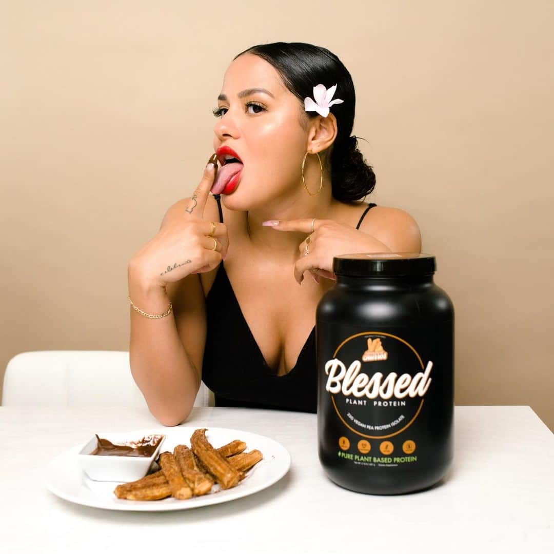 Katya Elise Henryさんのインスタグラム写真 - (Katya Elise HenryInstagram)「HAPPY CINCO DE MAYO 💃🏽❤️ what better way to celebrate with @blessedprotein all new cinnamon CHURRO flavor?! Mixed with almond milk, this plant based protein tastes like a warm cinnamon donut from the state fair can I get an amen?! 😩🙏🏽 grab yours before it’s gone forevaaaaaa! use code katya10 to save $ off your order on www.ehplabs.com」5月6日 12時09分 - katyaelisehenry