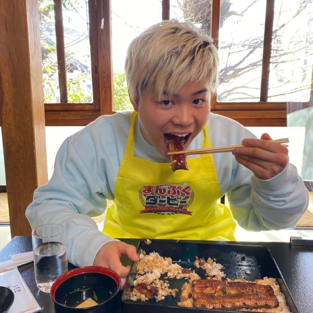那須川天心のインスタグラム：「本日よる8:00放送 TBSテレビ まんぷくダービー に出演します！ SixTONESチームの助っ人として うなぎをたーーくさん食べてきました‼︎ 見てください😄 #食べかけの写真でごめんね」
