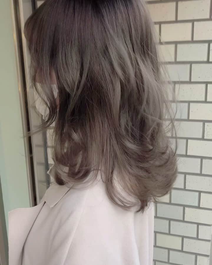 新倉真奈美のインスタグラム：「nuance semilong🤍  ブリーチのベースに入れた 透明感のあるgray beige♡  #linkybyshima#haircolor#透明感カラー #アンニュイヘア#ベージュカラー」