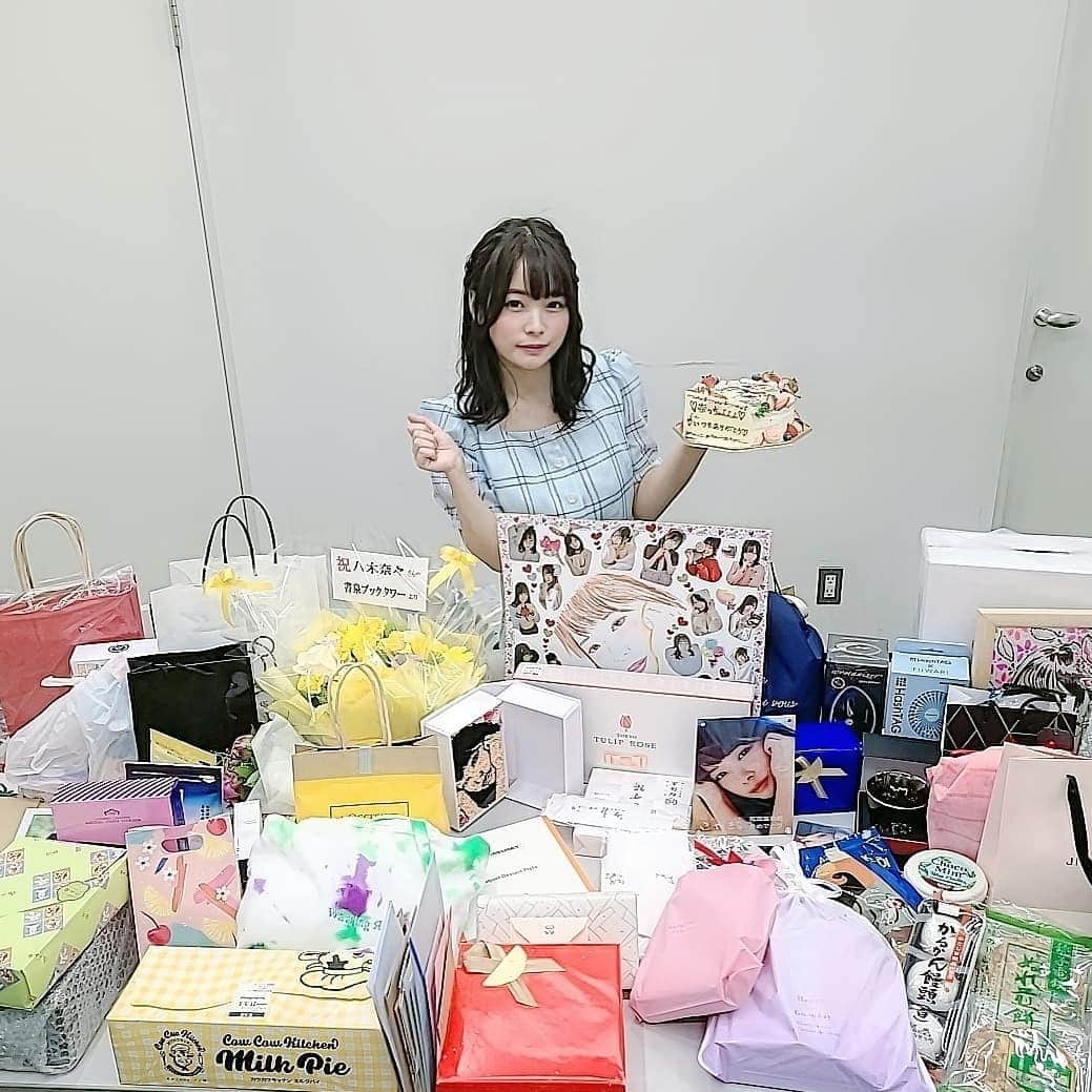 八木奈々さんのインスタグラム写真 - (八木奈々Instagram)「写真集発売イベント有難うございました😭💗 皆様の存在を改めて感じることが出来て本当に幸せでした。。  一旦は延期となってからの再開催にも関わらず、チケットは完売。そして店舗さんの写真集の在庫も売り切れ。。イベントだけでも260冊以上。。会えた方も100人以上。。😢💗  それだけ沢山の方が私の写真集を手にして下さっていて、応援したい、作品を見たい、会いたいと思って足を運んで下さっていて、こんな時期でみんなが不安な中、来てくださった全ての人がちゃんとルールを守って参加して下さり、本当に嬉しかったです。  そして、イベントに来れなかった方もSNSでメッセージを届けてくださったり、来れた方と協力してサプライズを用意して下さったり、私のグッズを身につけて参加して下さっていたり、たくさん私の目を見て話してくださったり。。。  店舗のスタッフさんも皆様の愛の強さと暖かさ…何より礼儀の良さに本当に驚いていました。。😭  色々な女優さんのイベントを経験してるスタッフさんに、ファンの方の雰囲気を褒められるって嬉しいです。。自分が褒められるより嬉しいかも。。。なんて。  そしてイベントには参加出来ずとも、毎月の作品や写真集などを正規で購入して応援してくださっている方、SNSなどで声をかけて下さる皆様にも改めて感謝を。。。本当に有難うございます。  久しぶりのイベントが終わると何だか一気に悲しくなってしまい、もっとお話したかったなぁ、もっと伝えたかった事あったなぁ…と考えていました。。。  頂いた本当に沢山のプレゼントを眺めながらお手紙を一つ一つ読んで、幸せの余韻にひたったあと店舗さんをあとにしました。  やっぱりお手紙は泣いちゃいますよね。。、  …ふぅ。  今日も八木奈々でいさせてくれて、本当に有難う。」5月6日 13時09分 - yagi_nana