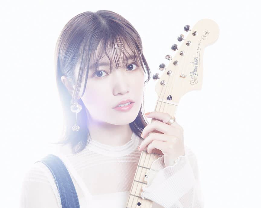 美山加恋のインスタグラム：「@fender_jp  #hybridll #fender  素敵な写真を撮っていただきました！ 光がかっこいい。。。 公式アカウントに動画もあります。  エレキ楽しい！家でひとり楽しんでます。 いまはある曲を練習中。。。  photo by @hirohisanakano #美山加恋」